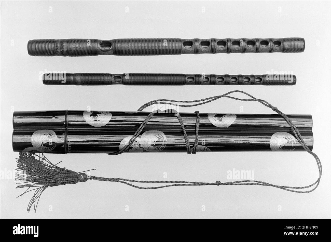 Custodia laccata 19th secolo giapponese la doppia cassa in legno laccato nero per un ryūteki e komabue è decorata con draghi volanti, un riferimento a ryūteki che significa 'flauto drago'. Contenitore laccato 503035 Foto Stock