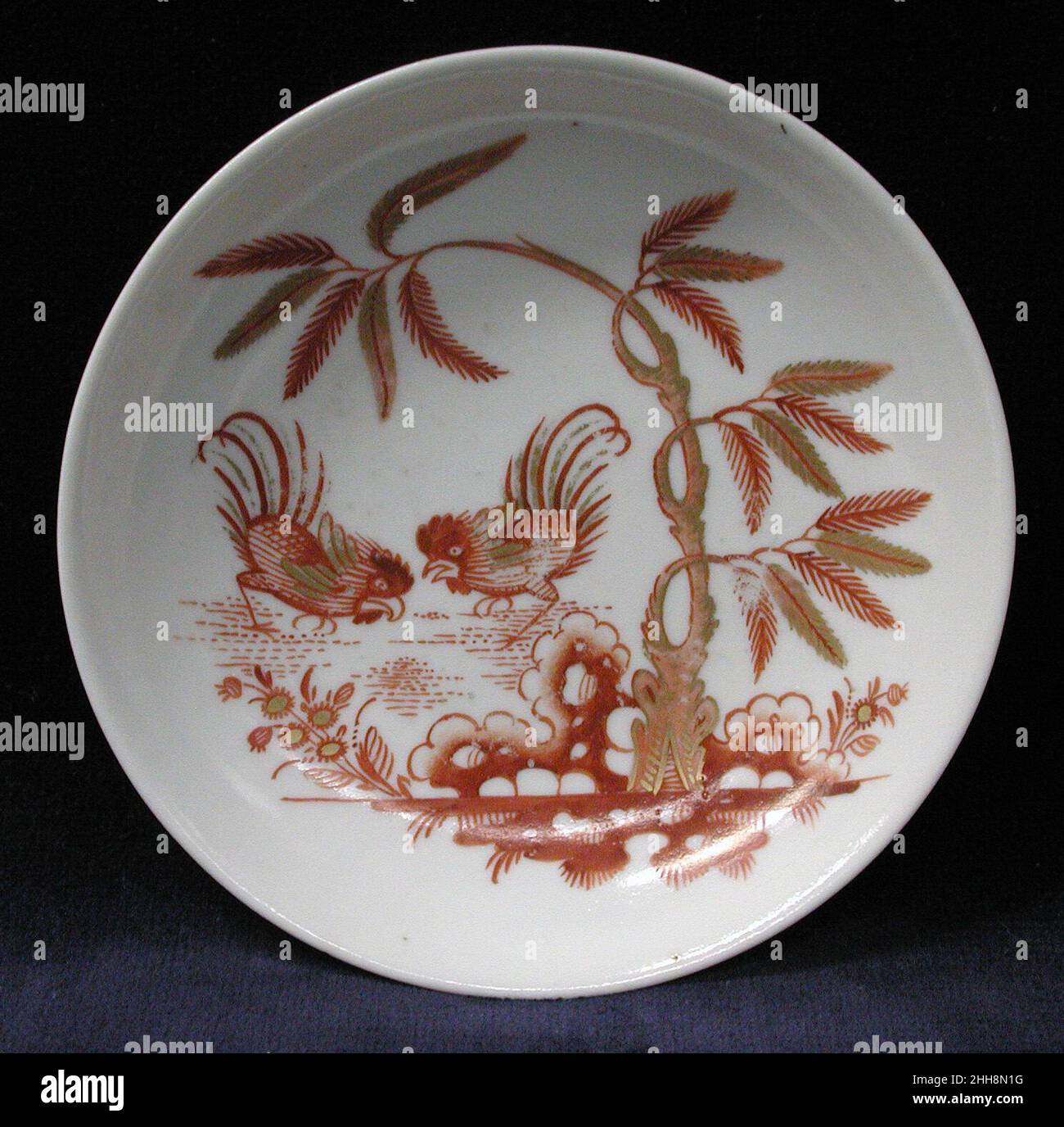 Piattino 1760–70 porcellana di Doccia Manufactory Italian il dono della Collezione Hans Syz nel 1995 ha dotato il Museo di quasi trecento esempi di ceramiche europee e asiatiche meticolosamente acquisite dal collezionista svizzero Dr. Syz (1894–1991) per tracciare la migrazione di modelli e modelli da Est ad Ovest. Documentando un continuo processo di influenza e adattamento, questi pezzi forniscono una revisione discriminante delle sfumature di cambiamento stilistico risultanti da tre secoli di commercio. Piattino 208364 Foto Stock