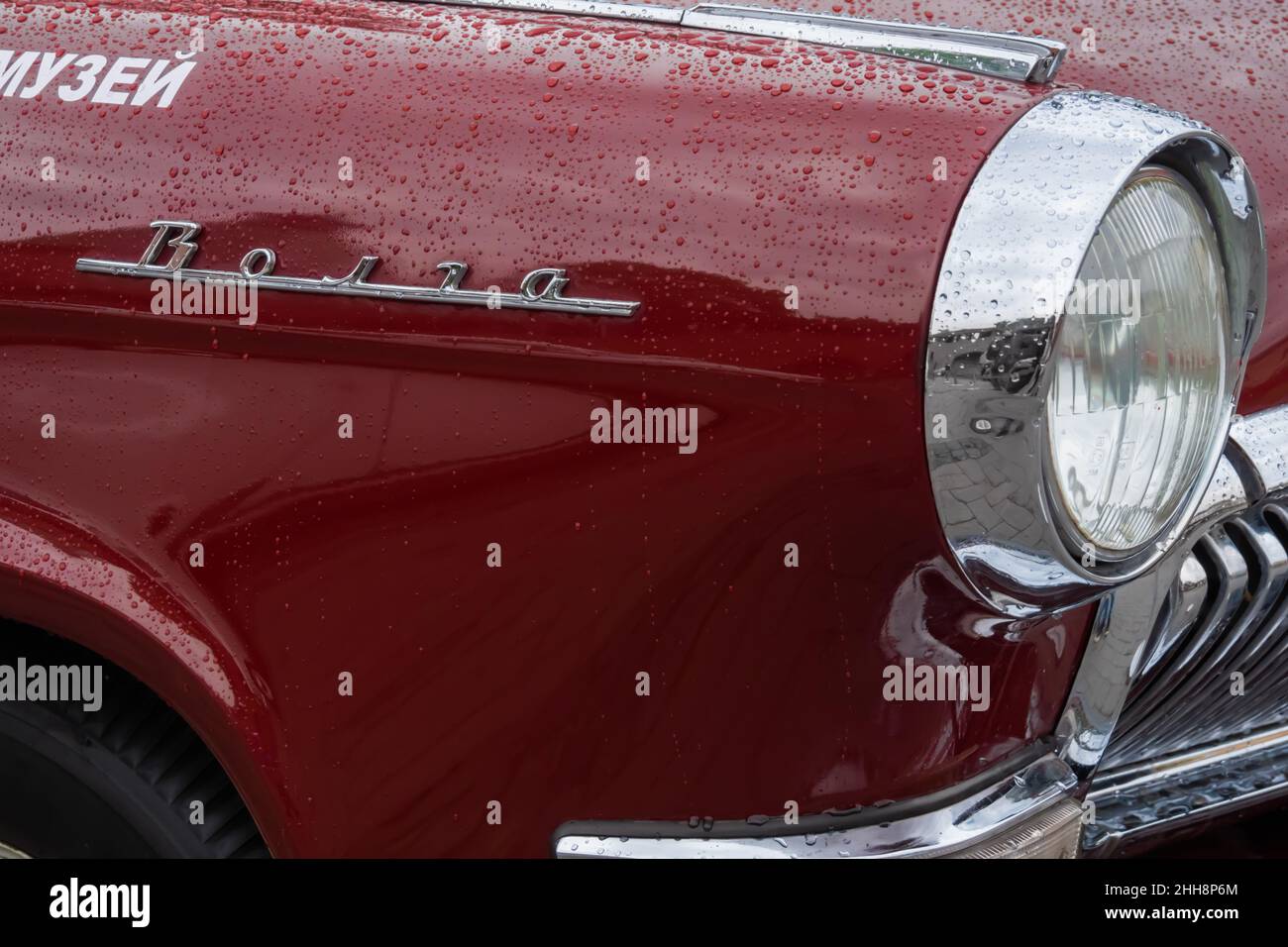 Red GAZ M21 Volga al Classic Soviet Car Exhibition Foto Stock