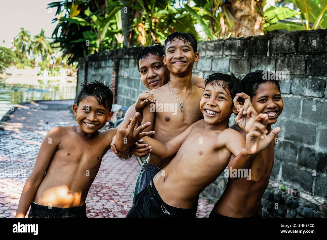 BALI, INDONESIA - 2 MARZO 2014: Ragazzi adolescenti felici con sorrisi ampi sul viso Foto Stock
