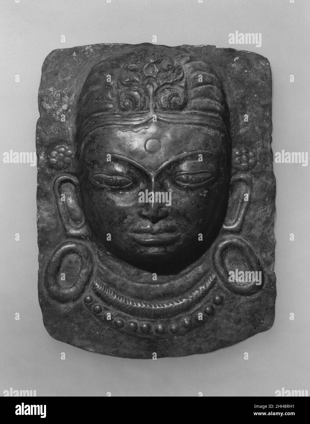 Maschera di una divinità probabilmente 14th–16th Nepal secolo (valle di Kathmandu). Maschera di una divinità. Nepal (valle di Kathmandu). Probabilmente 14th–16th secolo. Lega di rame Repoussé. Lavorazione dei metalli Foto Stock