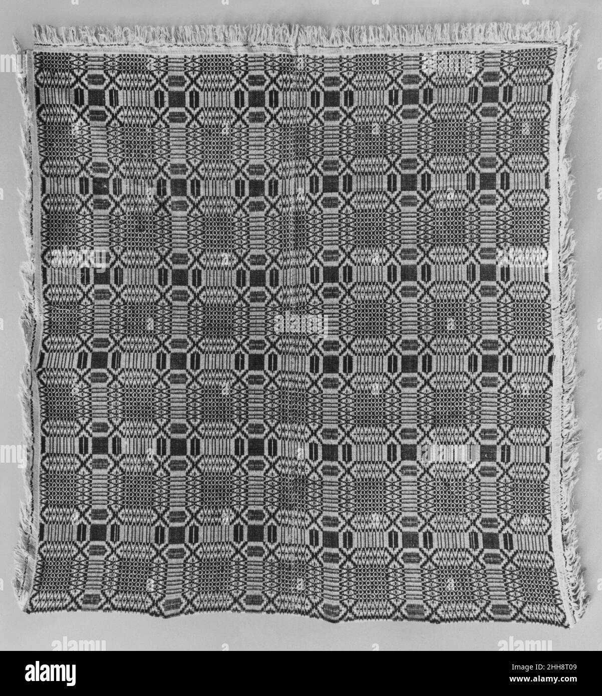 Copriletto, San Ann's Robe o Governor's Garden pattern ca. 1825 American questo copriletto è tessuto di cotone non denudato e di lana blu scuro in due pannelli e cucito al centro. Una frangia tessuta è stata aggiunta su tre lati. Copertura, San Ann's Robe o Governor's Garden pattern 13634 Foto Stock