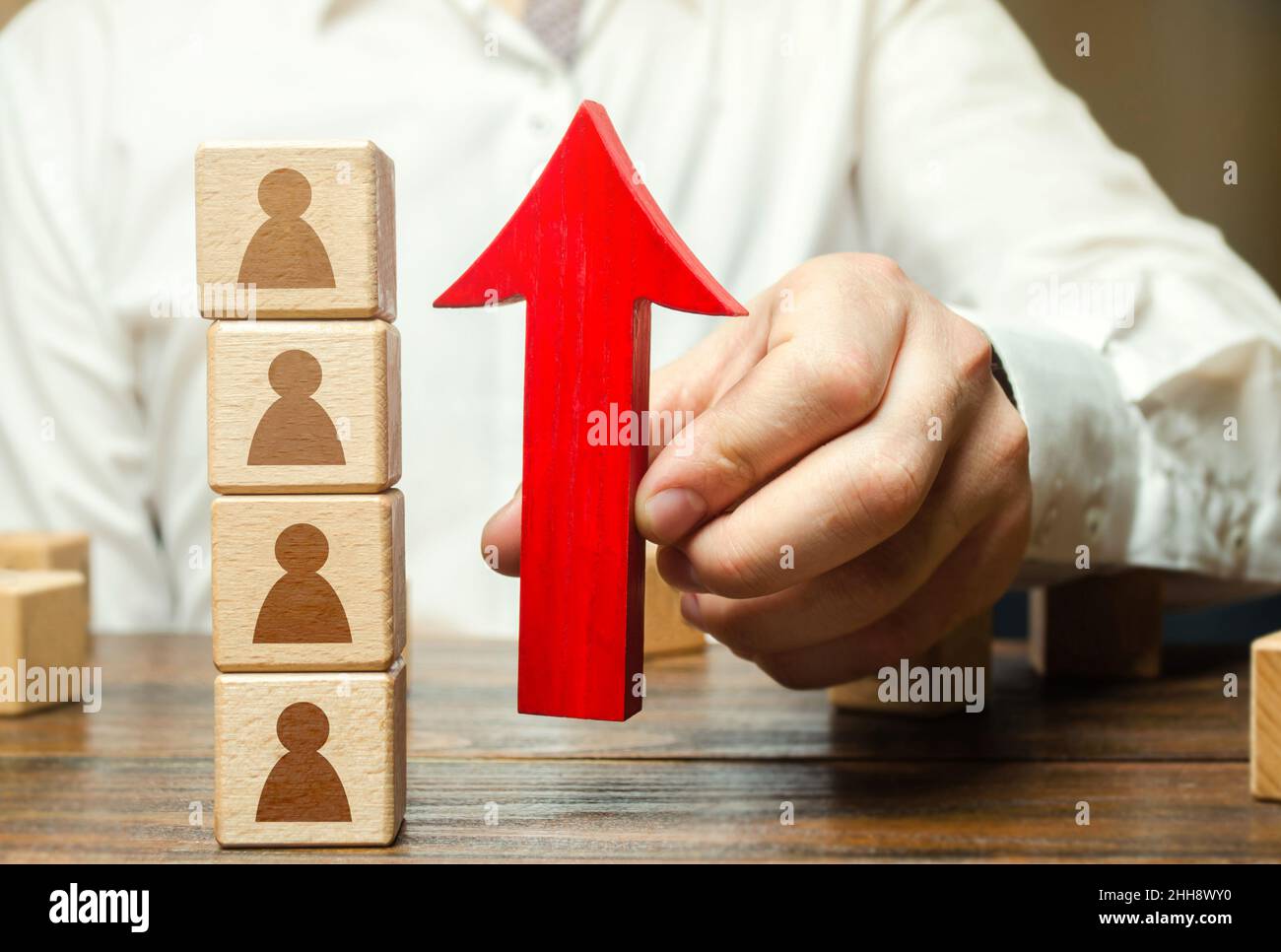 L'uomo d'affari assume nuovi dipendenti. Sviluppo e formazione professionale, miglioramento delle risorse umane. Aumenta il morale. Promozione. Team building, tè Foto Stock