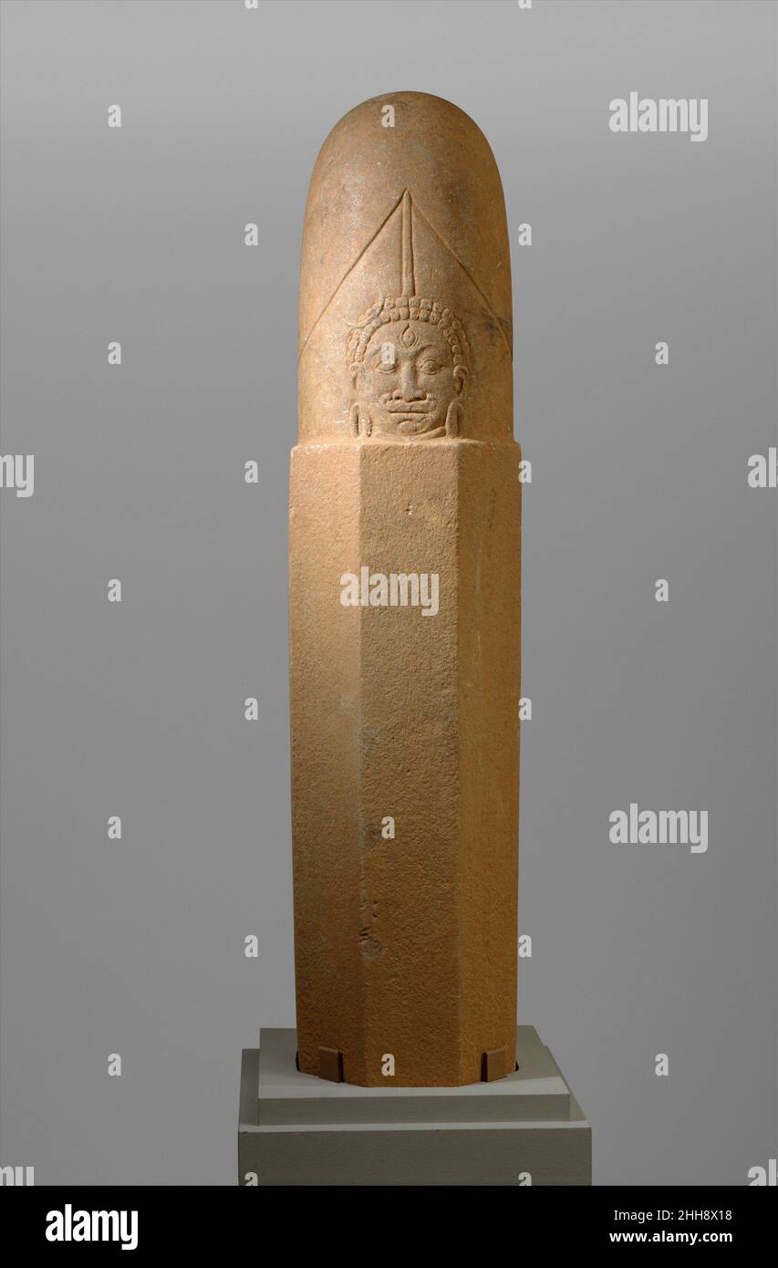 Linga con un volto di Shiva (Ekamukhalinga) 7th–inizio 8th secolo Thailandia (provincia di Phetchabun, si Thep) lingas monumentali del settimo e ottavo secolo si trovano in tutta la Thailandia. I re stabilirebbero la linga come atto religioso e come mezzo per legittimare le loro rivendicazioni al potere sui territori conquistati di recente. Idee di geometria perfetta aiutano a mettere in relazione la base ottagonale con le direzioni cardinale e intermedia, mentre la colonna circolare è implicitamente l'asse cosmico. Qui, il volto di Shiva fornisce un focus per la venerazione; è riconoscibile dalla mezzaluna nei capelli e dalla sua Foto Stock