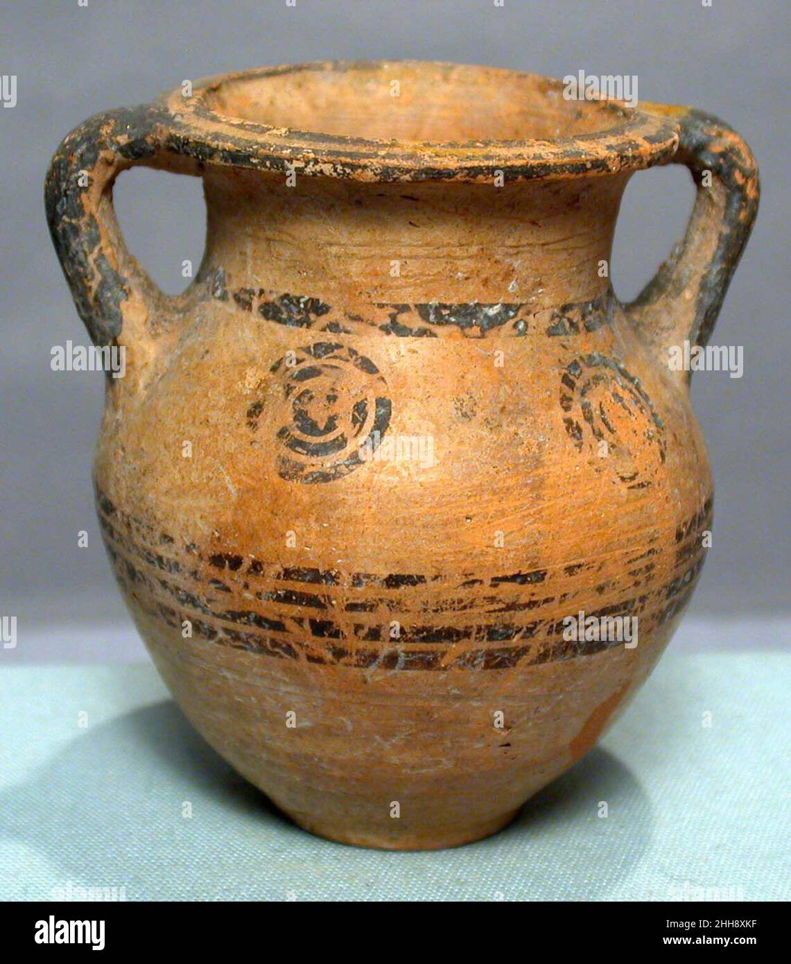 Anfora in terracotta in miniatura ca. Vasi in miniatura ciprioti del 8th secolo a.C. come questi furono posti come offerte nelle tombe cipriote del periodo geometrico. Le forme e la decorazione sono versioni su piccola scala di vasi di dimensioni normali, e fornire approfondimenti sulla vita e le pratiche funerarie di segmenti non elite della popolazione otto secolo a.C. Cipro. Anfora in terracotta 330047 Foto Stock