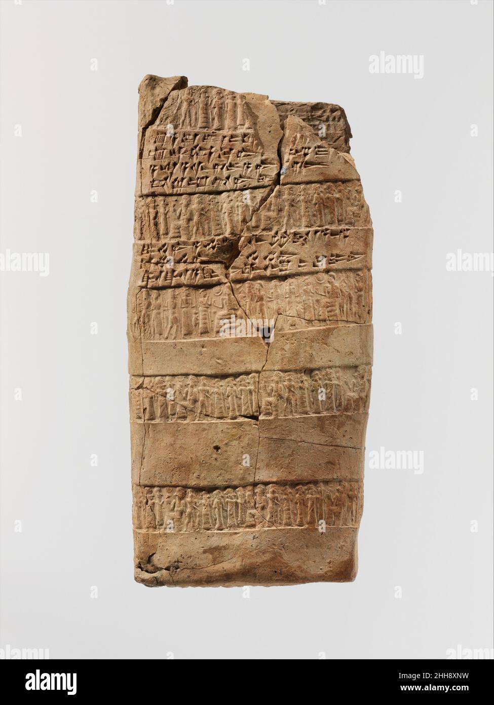 Contenitore per compresse cuneiformi impresso con due guarnizioni cilindriche, per compresse cuneiformi 66.245.5a: Registrazione di una causa legale ca. 20th–19th secolo a.C. l'antica colonia di commercio assiro Kültepe, l'antica città di Kanesh, era una città potente e cosmopolita situata nella Cappadocia settentrionale, nell'Anatolia centrale. Durante i primi anni del secondo millennio a.C., divenne parte della rete di insediamenti commerciali stabiliti in tutta la regione dai mercanti di Ashur (in Assiria nella Mesopotamia settentrionale). Viaggiando per lunghe distanze da caravan asino, e spesso vivendo separatamente dalle loro famiglie, questi mercanti commerciavano ampia qu Foto Stock