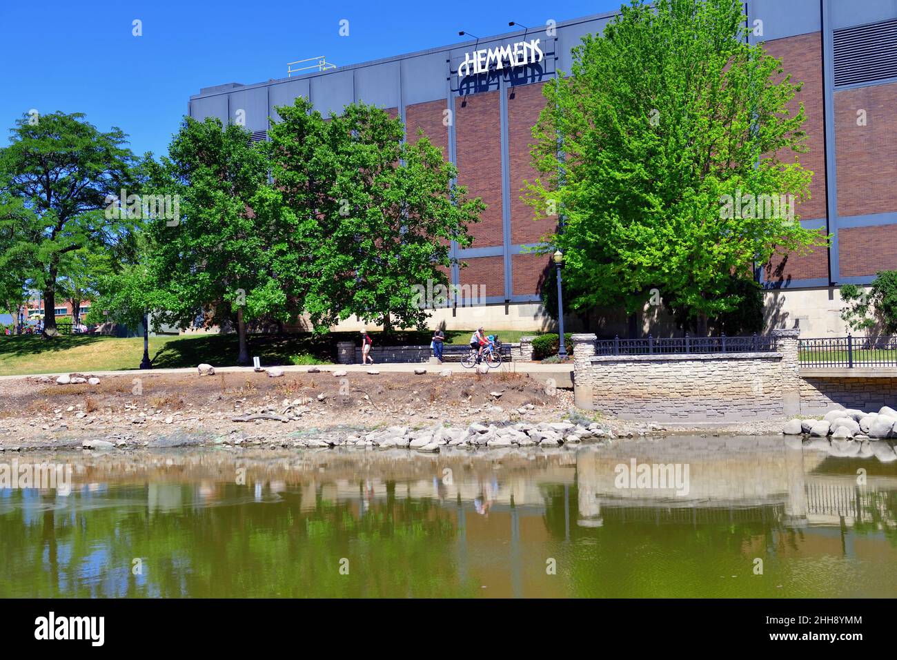 Elgin, Illinois, Stati Uniti. L'Hemmens Cultural Center lungo le rive del fiume Fox. Il centro culturale e l'auditorium sono un luogo per le arti dello spettacolo. Foto Stock