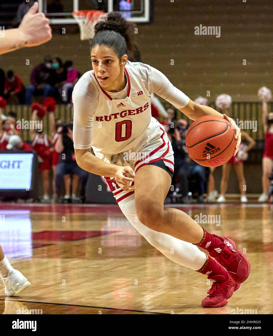 Piscataway, New Jersey, Stati Uniti. 23rd Jan 2022. I cavalieri di scarlatto Rutgers Guard Lasha Petree (0) penetra verso il cesto nella seconda metà della Jersey Mikes Arena tra i cavalieri di scarlatto Rutgers e gli Ohio state Buckeyes di Piscataway, New Jersey domenica 23 2022 gennaio. Ohio state bussa alle Rutgers 80-71. Duncan Williams/CSM/Alamy Live News Foto Stock