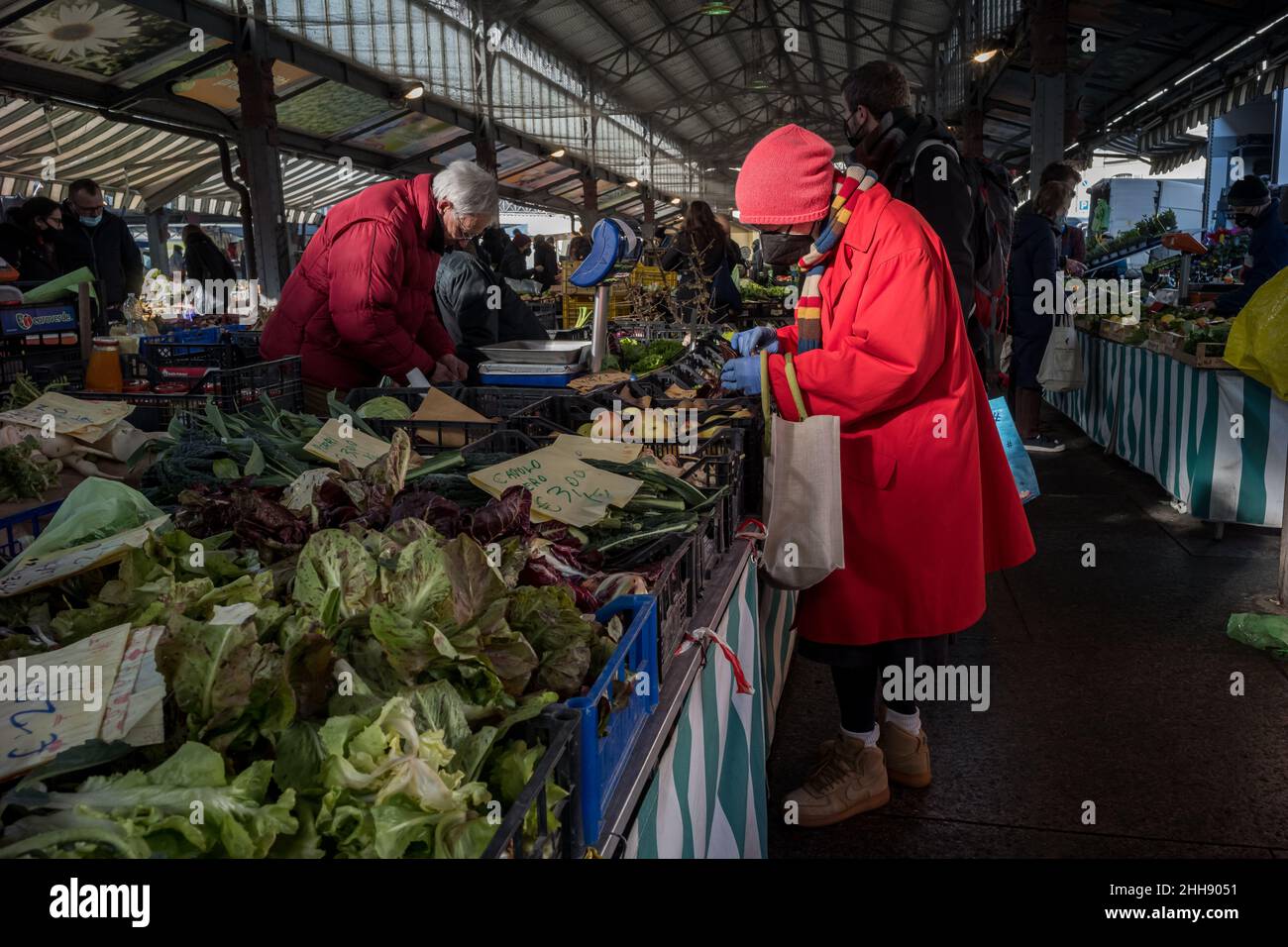 donna anziana che acquista al mercato agricolo Foto Stock