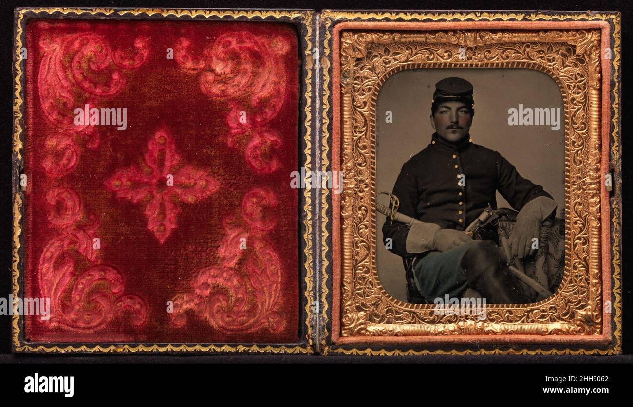 [Union Cavalry Soldier, seduto, con spada e pistola] 1861–65 Sconosciuto durante la guerra civile, l'esercito dell'Unione ha acquistato circa 373.000 pistole, tra cui più di 200.000 .36 rivoltatori della marina di calibro fabbricati dalla Patent Fire Arms Manufacturing Company di Colt ad Hartford, Connecticut. Visto qui orgogliosamente rimosso dalla sua fondina da un cavallerista sconosciuto, il sei-sparatutto della Marina è stato preferito dai soldati di cavalleria sul campo di battaglia per la sua maggiore handiness rispetto al più pesante numero standard .44-calibro Colt Army revolver.. [Union Cavalry Soldier, seduto, con spada e pistola] 301945 Foto Stock