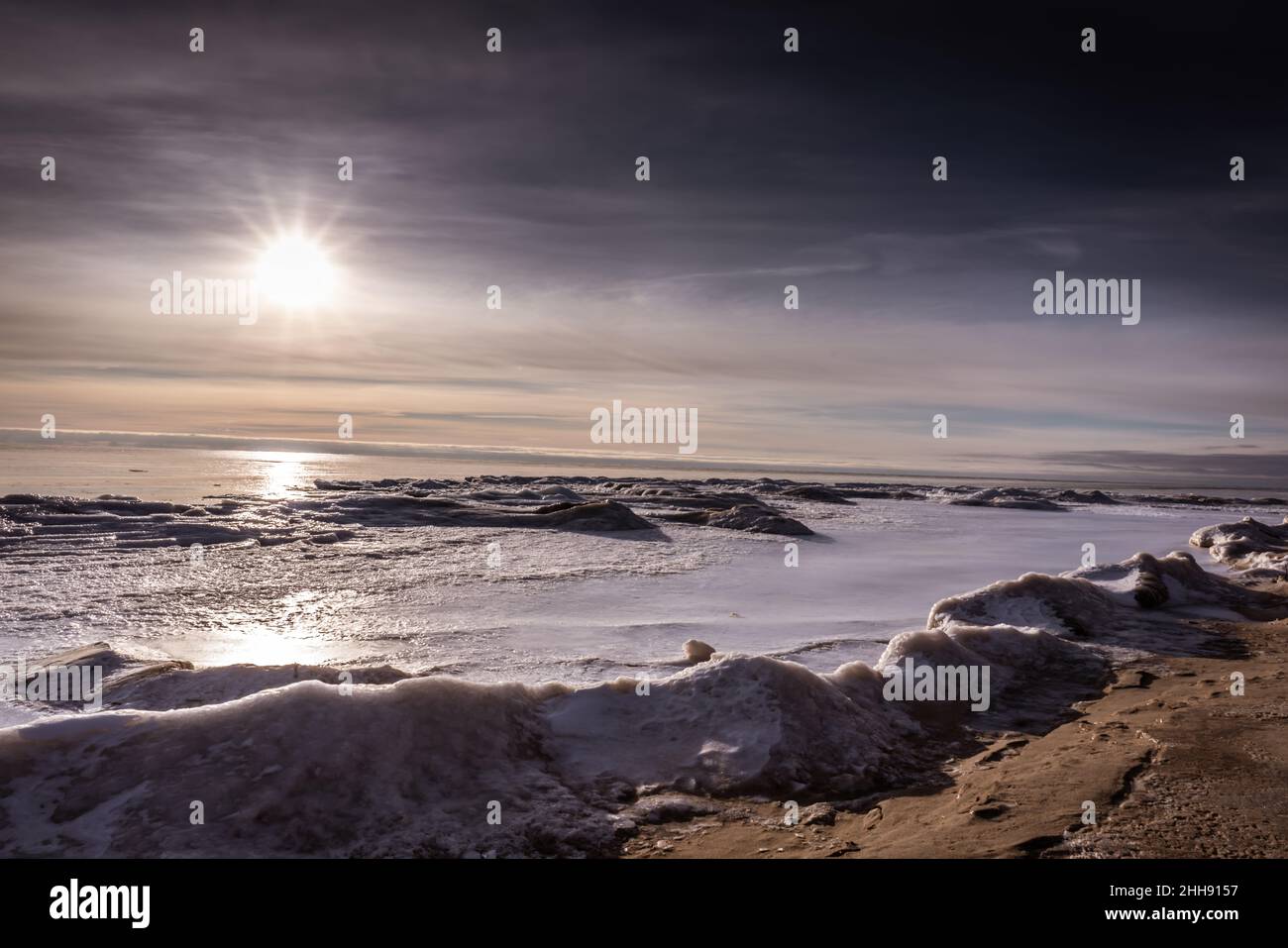 Alba sul ghiaccio galleggiante sul lago Huron durante l'inverno Foto Stock