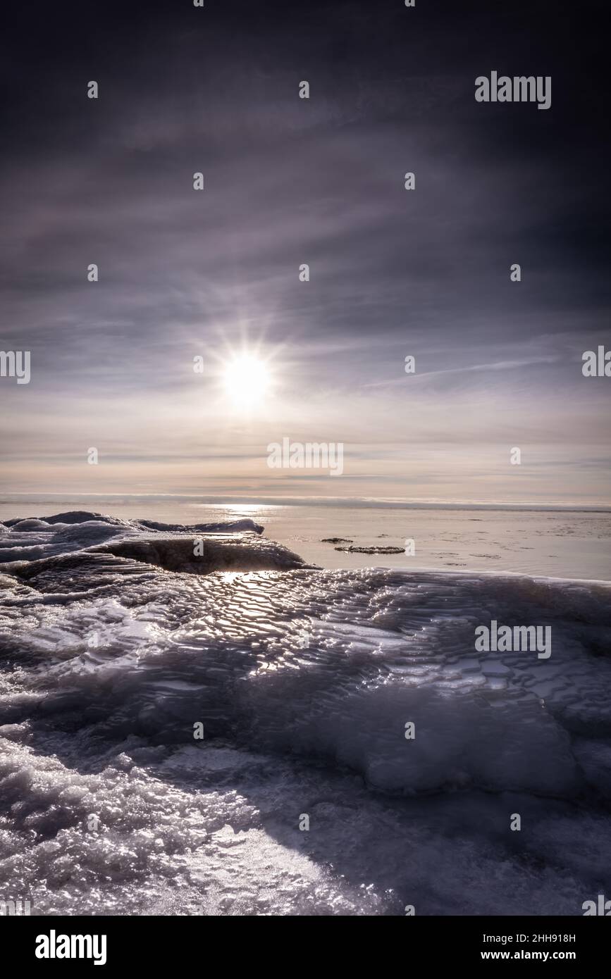 Alba sul ghiaccio galleggiante sul lago Huron durante l'inverno Foto Stock