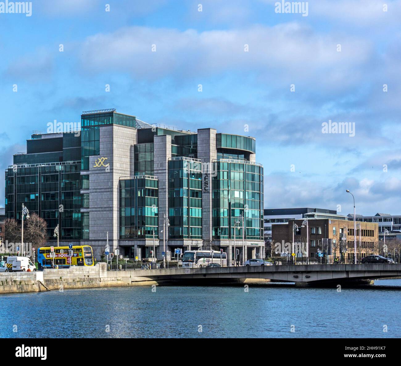 IFSC House, Custom House Quay, International Financial Services Centre, Dublino. La sede centrale del Centro Internazionale dei servizi finanziari. Foto Stock