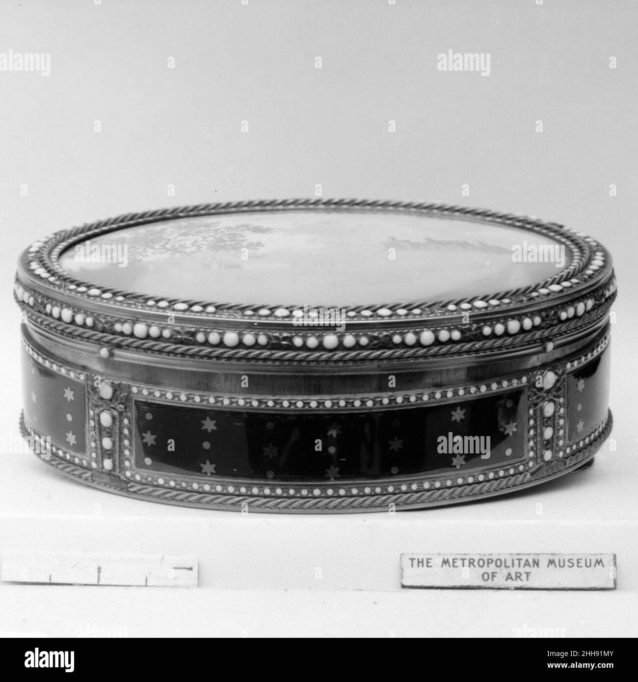 Snuffbox con scena di contadini che picnic su una riva del fiume vicino a un villaggio fine 18th secolo F. J., Svizzera. Snuffbox con scena di contadini che picnic su una riva del fiume vicino ad un villaggio 193844 Foto Stock