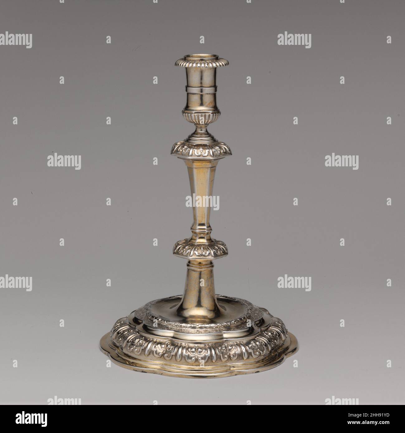 Candelabro (uno di un paio) ca. 1710–20 Master 'RW' Swedish di prima-diciottesimo secolo l'argento svedese di una qualità così dominante è estremamente raro. Queste raffinate candeliere riflettono gli adattamenti stilistici e l'alto standard di lavorazione artigianale dei maestri dell'oro e dell'argento a Uppsala, una città universitaria del nord Europa. Il delicato vocabolario ornamentale degli oggetti costituisce una versione elegante e rinfrescante di quella che potrebbe essere definita un'interpretazione svedese dello stile del designer francese Jean Berain. Nel I687 l'architetto svedese Nicodemus Tessin il giovane (i654-1728) visitò V Foto Stock Candelabro (uno di un paio) ca. 1710–20 Master 'RW' Swedish di prima-diciottesimo secolo l'argento svedese di una qualità così dominante è estremamente raro. Queste raffinate candeliere riflettono gli adattamenti stilistici e l'alto standard di lavorazione artigianale dei maestri dell'oro e dell'argento a Uppsala, una città universitaria del nord Europa. Il delicato vocabolario ornamentale degli oggetti costituisce una versione elegante e rinfrescante di quella che potrebbe essere definita un'interpretazione svedese dello stile del designer francese Jean Berain. Nel I687 l'architetto svedese Nicodemus Tessin il giovane (i654-1728) visitò V Foto Stock