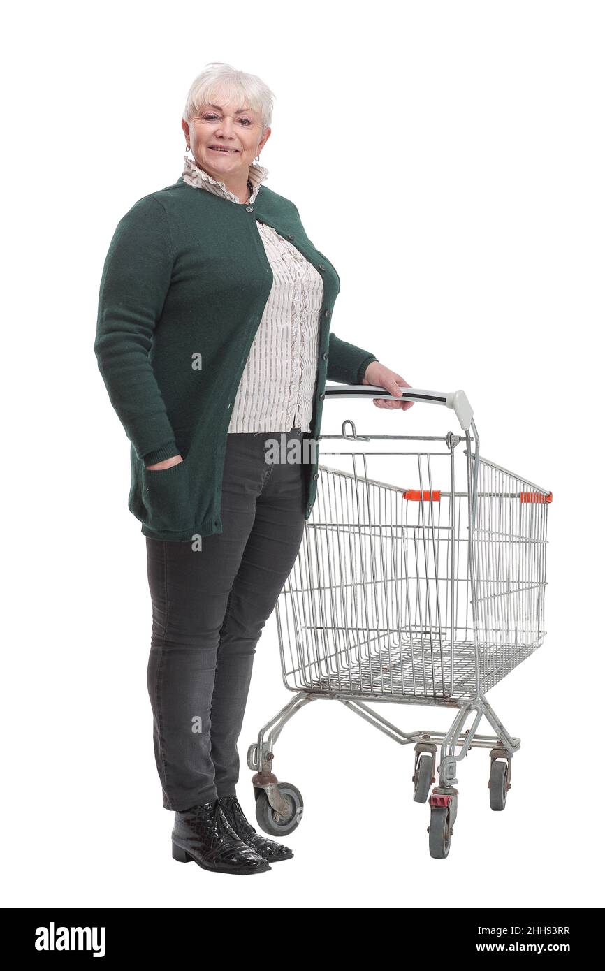 Ripresa a tutta lunghezza di una donna anziana in piedi con un carrello vuoto Foto Stock