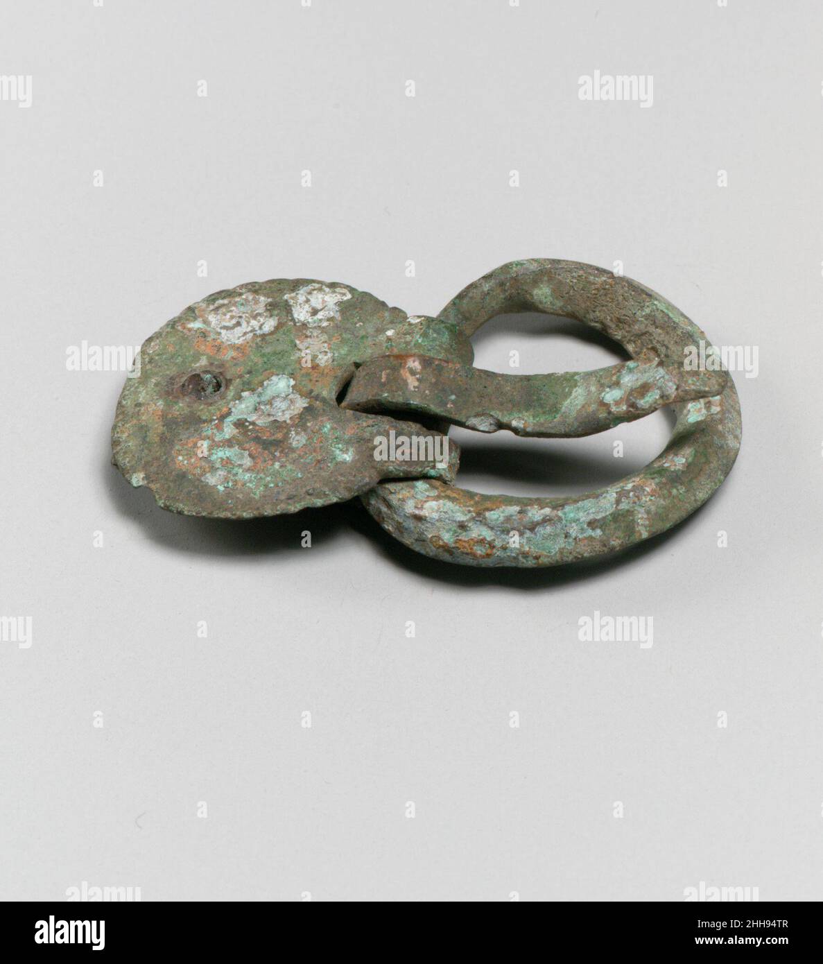 Fibbia con bordo ovale a sezione angolare e pezzo posteriore con un rivetto. Fibbia 246781 Foto Stock