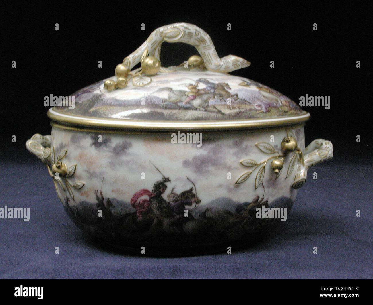 Recipiente (parte di un intervento di manutenzione) 1743–59 manifattura di porcellane di Capodimonte il dono della Collezione Hans Syz nel 1995 dotò il Museo di quasi trecento esempi di ceramiche europee e asiatiche meticolosamente acquisite dal collezionista svizzero Dr. Syz (1894–1991) per tracciare la migrazione di modelli e modelli da Oriente a Occidente. Documentando un continuo processo di influenza e adattamento, questi pezzi forniscono una revisione discriminante delle sfumature di cambiamento stilistico risultanti da tre secoli di commercio. Recipiente (parte di un servizio) 208498 Foto Stock