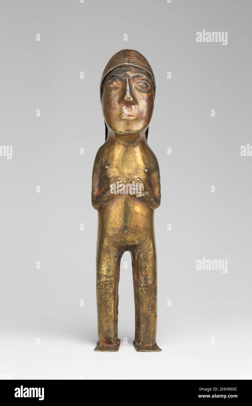 Figurina femminile 1400–1533 Inca questa figurina femminile assomiglia ad altre figurine in metallo Inca, spesso associate all'esecuzione rituale del capac hucha, in termini di aspetto e design. Realizzata in lamiera martellata, di circa il 52% di argento e il 44% di oro, di XRF, la figurina mostra una donna in piedi con le braccia e le mani vicino al petto. I suoi capelli sono tirati indietro, estendendosi verso la parte inferiore della schiena, in due vestiti che sono stati legati a questa fine. Capac hucha è stato definito in modi diversi da cronisti spagnoli del 16th secolo (Cieza de León 1959, 190-193; Diez de Betanzos 1996, 46, 13 Foto Stock
