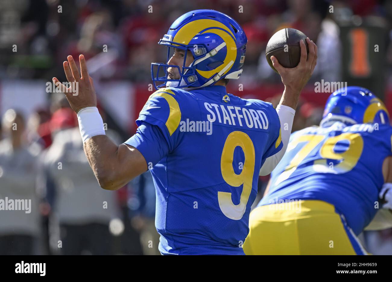 Tampa, Stati Uniti. 23rd Jan 2022. Los Angeles Rams quarterback Matthew Stafford (9) passa contro i Tampa Bay Buccaneers durante la prima metà della loro partita di playoff divisionale NFC al Raymond James Stadium di Tampa, Florida, domenica 23 gennaio 2022. Foto di Steve Nesius/UPI Credit: UPI/Alamy Live News Foto Stock