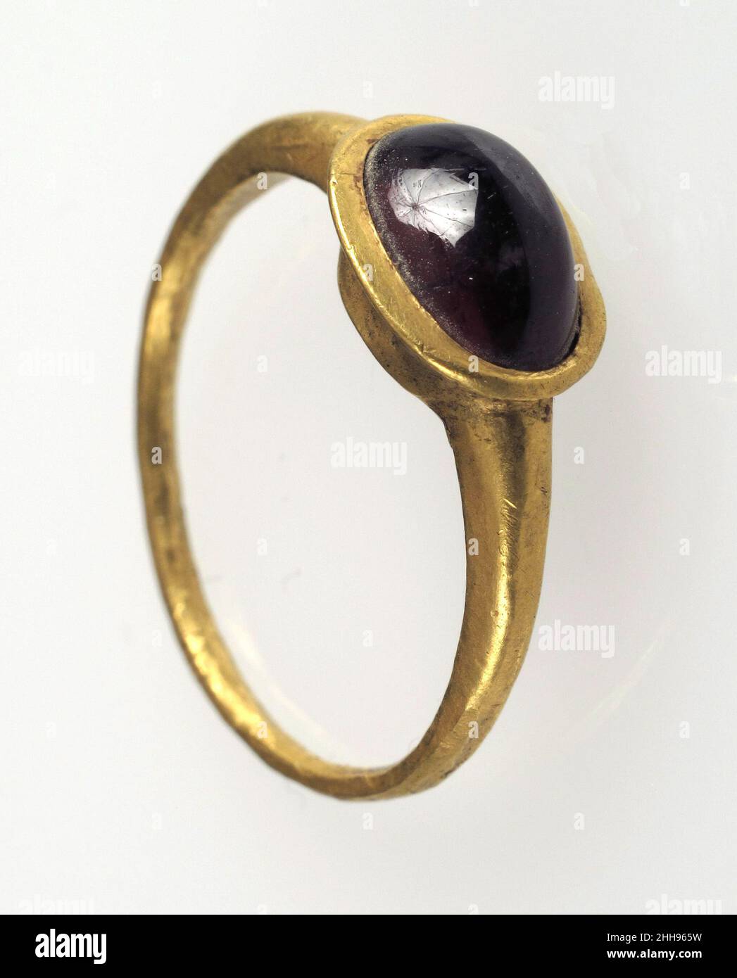 Finger Ring 7th secolo Frankish. Finger Ring 465260 Frankish, Finger Ring, 7th Century, Oro, cabochon granato, Totale: 15/16 x 7/8 x 5/16 poll. (2,4 x 2,2 x 0,8 cm) cornice: 7/16 x 5/16" (1,1 x 0,8 cm). Il Metropolitan Museum of Art, New York. Dono di J. Pierpont Morgan, 1917 (17.192.197) Foto Stock