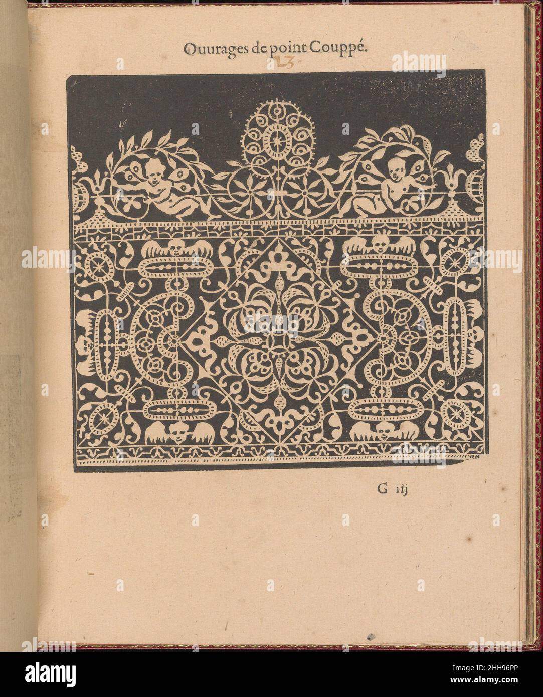 Les Singuliers et Nouveaux Portraicts... pagina 27 (recto) 1588 Federico de Vinciolo italiano progettato da Federic de Vinciolo, pubblicato da Jean le Clerc, Parigi, diretto da Chambolle-Duru, francese, 19th secolo.dall'alto verso il basso, E da sinistra a destra: Il disegno è decorato con un fregio ornato al centro con un fiore che ha viti curvate verso l'esterno a cui sono attaccati 2 putti alati. Questo fregio è adagiato su una base rettangolare ornata al centro con un fiore all'interno di un diamante, circondato da vari motivi geometrici e teste di putti alati. Les Singuliers et Nouveaux Portraict Foto Stock