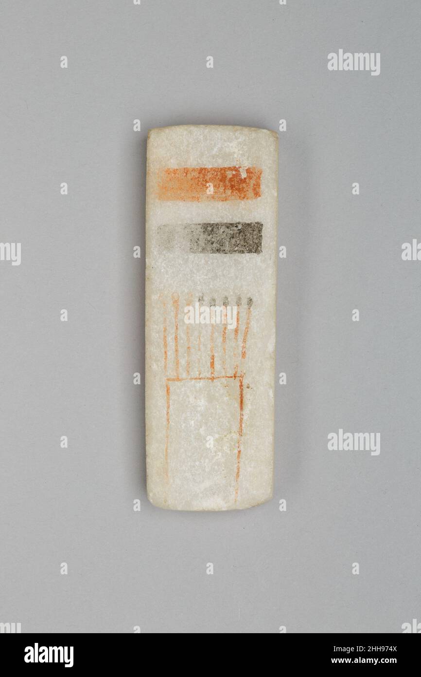 Placca dipinta con i nomi di Ramesses IV da un lato e come tavolozza di scribi dall'altro ca. 1153–1147 a.C. nuovo regno, Ramesside se tutti gli antichi re egiziani fossero alfabetizzati o meno, solo raramente si mostravano scrivere. La placca oblunga è inscritta su un lato con i ritocchi di Ramesses IV, e sull’altro, è decorata in modo da assomigliare ad una tavolozza di scribi, con aree di inchiostro rosso e nero e una fessura a cui sono state poste le penne a canna (vedi, ad esempio, 16.10.298). Per lo più, i re enfatizzarono i testi monumentali che avevano inscritto sulle stele e sulle mura dei templi. Alcuni re, tuttavia, es Foto Stock