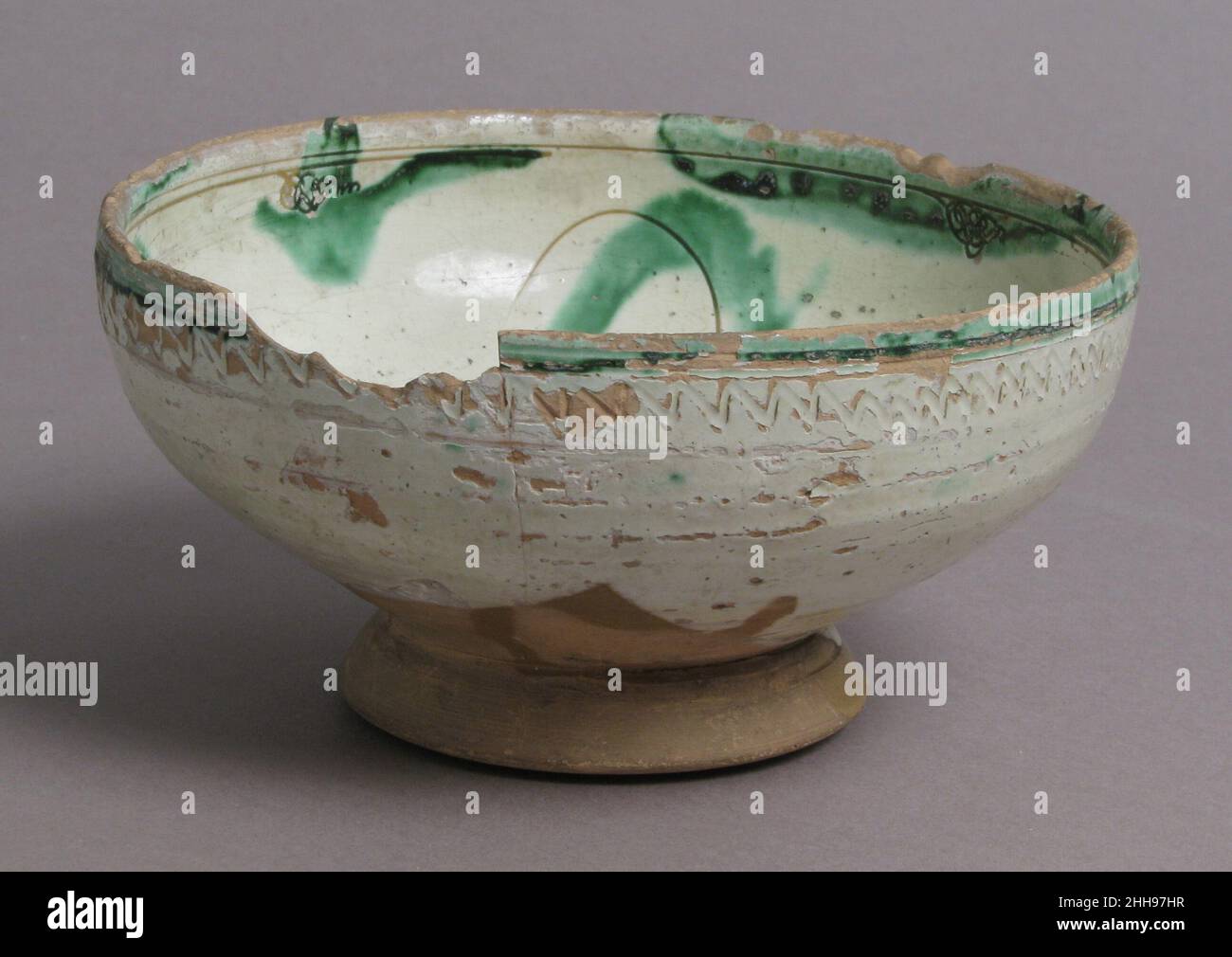 Ciotola 11th–12th secolo italiano o bizantino. Ciotola. Italiano o Bizantino. 11th–12th secolo. Terracotta, stagno-glassa. Ceramica Foto Stock