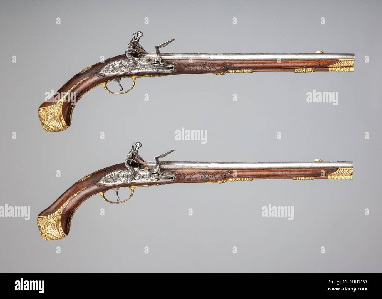 Coppia di pistole Flintlock Holster ca. 1735 Franz Matzenkopf questo paio di pistole occupa un posto speciale tra le armi da fuoco di lusso dell'Europa del XVIII secolo, come una delle opere più significative della scuola boema, E come esempio superlativo della virtuosità di Franz Matzenkopf, un artigliere di Praga che può essere considerato uno dei migliori scalpellatori d'acciaio che lavorano fuori della Francia durante il periodo. Nato nel villaggio di Prutz in Tirolo intorno al 1705, e apprendista a Vienna nel 1721, Matzenkopf lavorò come uomo di viaggio a Praga dal 1727, e divenne un maestro artigliere nel 1731. Egli rapidamente b Foto Stock