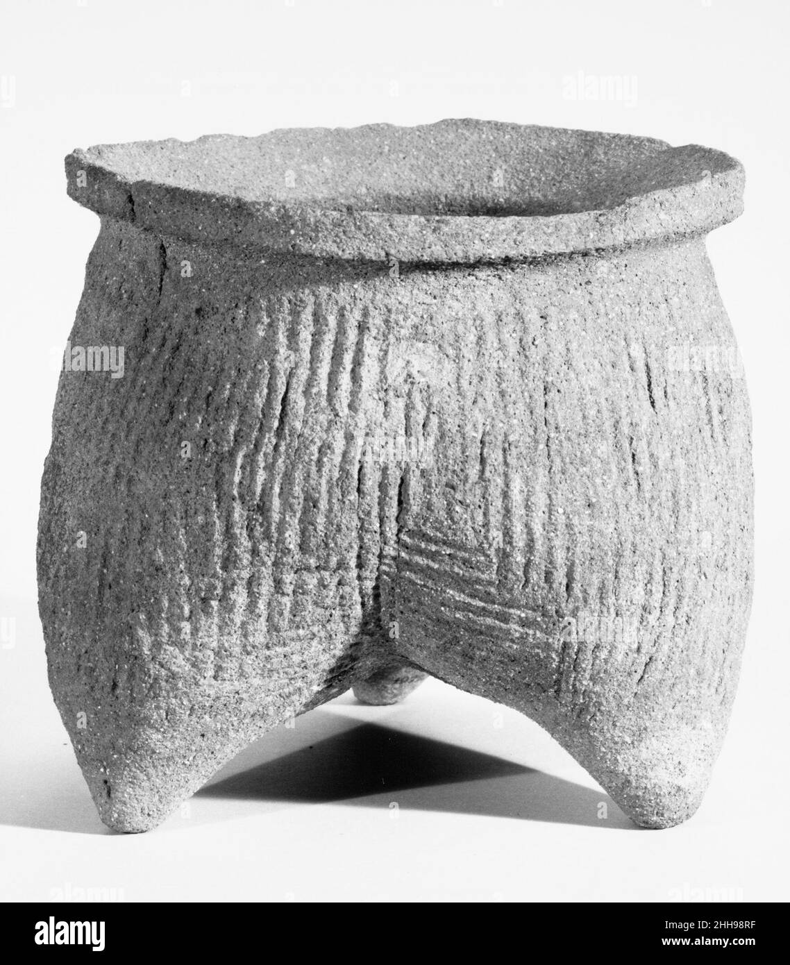 Treppiede recipiente di cottura (li) 13th–11th secolo a.C. Cina. Cavalletto recipiente di cottura (li). Cina. 13th–11th secolo a.C. Terracotta con marcature del cavo. Dinastia Shang (ca. 1600–1046 A.C.). Ceramica Foto Stock