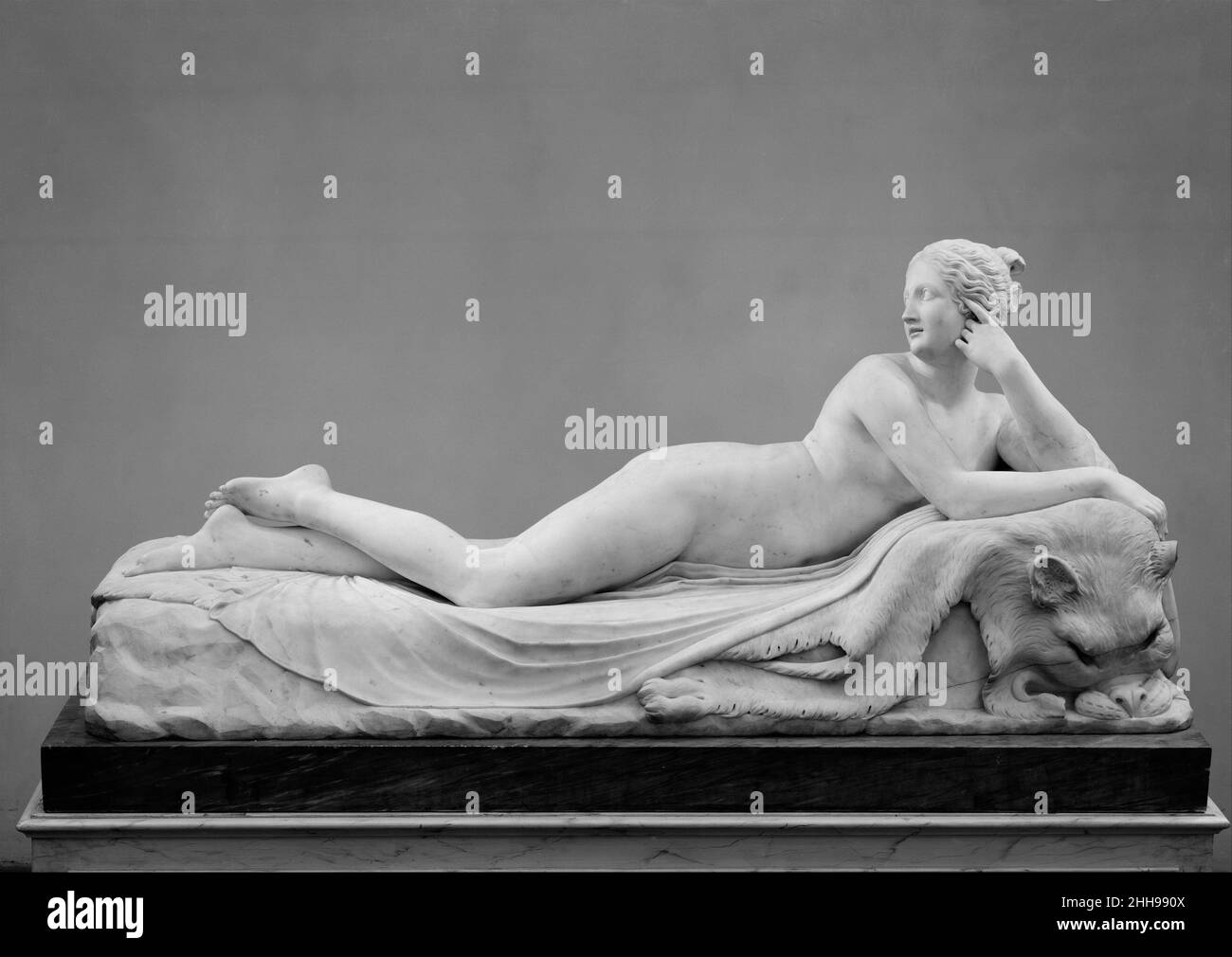 Sdraiing Naiad 1819–24 Antonio Canova Italian questa è una variante della Reclining Venere con Cupido, ora a Buckingham Palace, che fu fatta per Lord Cawdor nel 1814 e da lui ceduta al Principe Reggente. Il nostro lavoro, commissionato dal quarto conte di Darnley, fu completato dagli assestanti di Canova dopo la sua morte e consegnato al conte a Cobham Hall nel Kent nel 1824. Il modello originale in gesso per la Naiad, completato nel 1817, si trova nella Gipsoteca di Possagno. I prototipi compositivi includono Pauline Borghese di Canova come Venere Victrix e un'antica ermafrodite, entrambi nella Galleria Borghese, R. Foto Stock