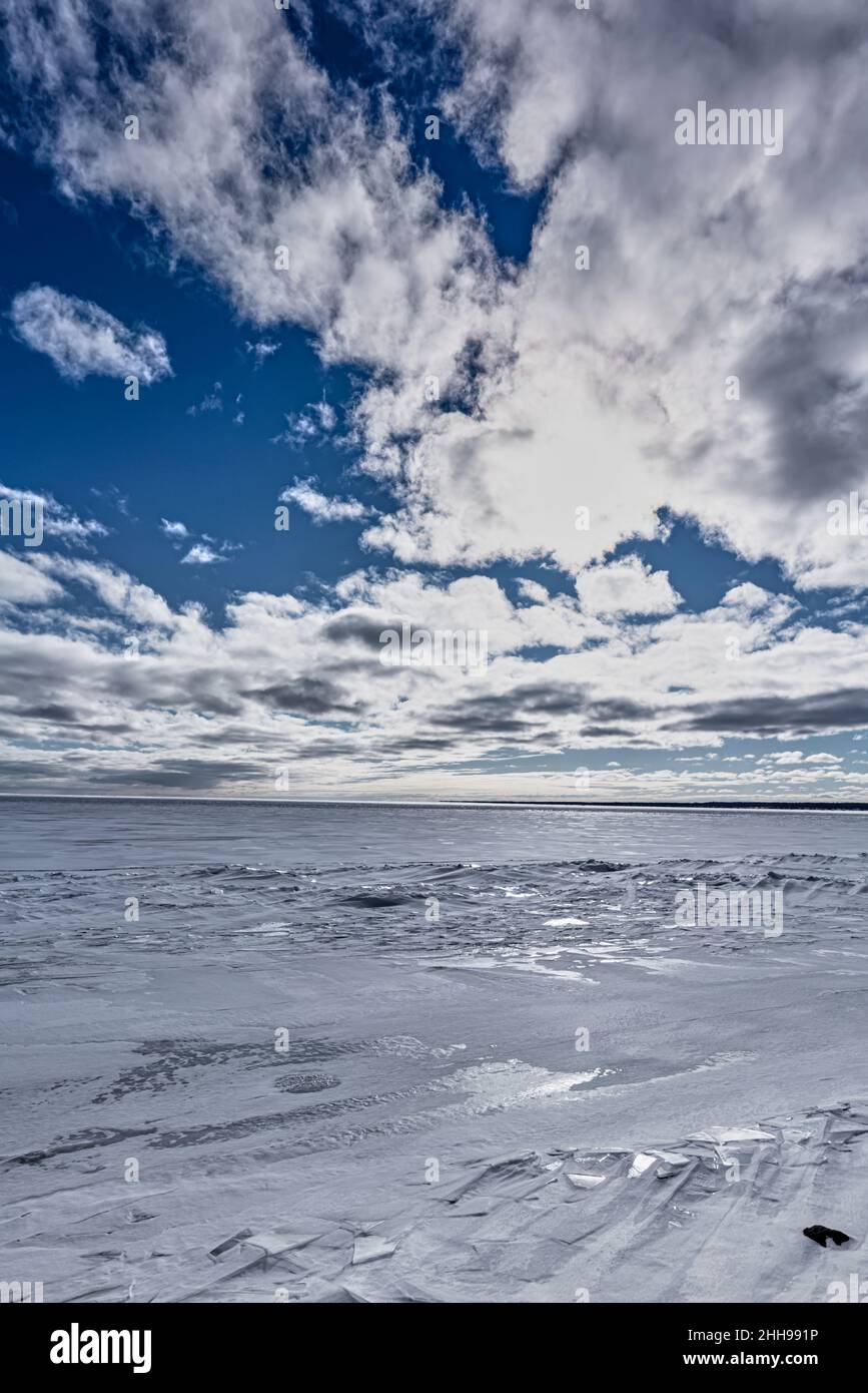 Spiaggia ghiacciata sul lago Huron durante la tempesta invernale Foto Stock