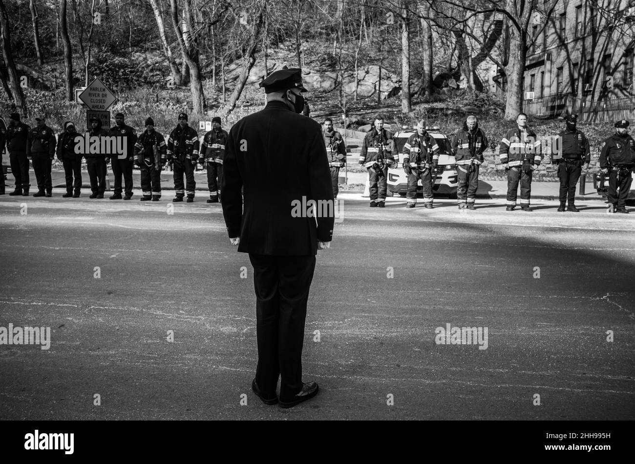 New York, New York, Stati Uniti. 23rd Jan 2022. Gli ufficiali di polizia di NYPD linea Broadway in onore del loro compagno caduto Jason Rivera. Rivera del 32 distretto è stato ucciso in linea di dovere. Più tardi questa settimana la Cattedrale di San Patrizio terrà un funerale per Rivera. (Credit Image: © Brian Branch Price/ZUMA Press Wire) Credit: ZUMA Press, Inc./Alamy Live News Foto Stock