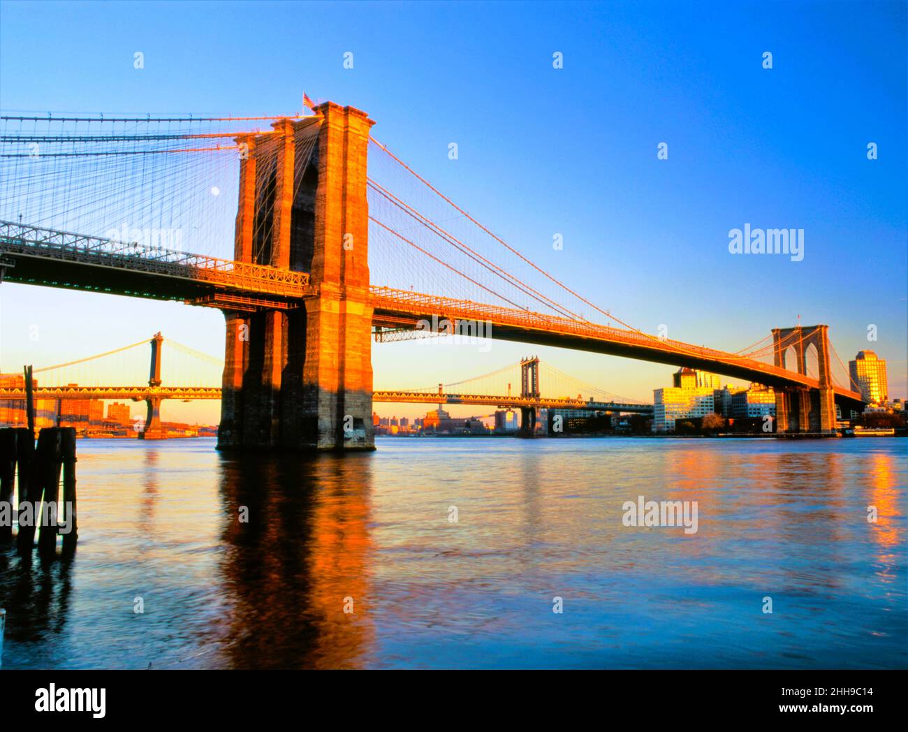 Il Ponte di Brooklyn al tramonto Foto Stock