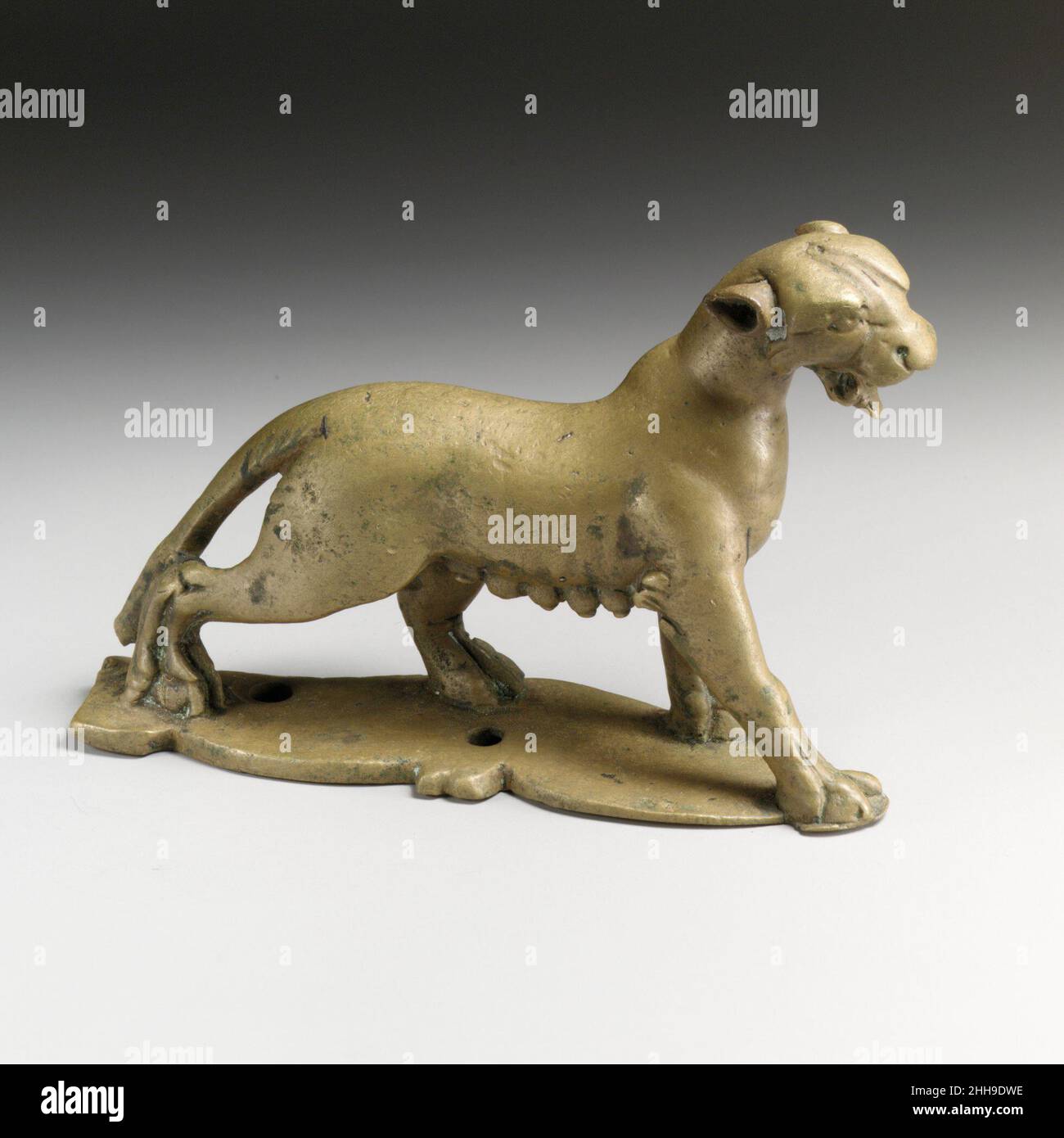 Statuetta di bronzo di una panteressa 1st–2nd secolo d.C. romana questo bronzo probabilmente servì come un attaccamento per un carro.. Statuette di bronzo di una panteressa 251213 romana, statuette di bronzo di una panteressa, 1st?2nd secolo d.C., Bronzo, H. 3 7/8 poll. (9,9 cm); L. 5 7/8" (14,9 cm). Il Metropolitan Museum of Art, New York. Rogers Fund, 1922 (22.139.35) Foto Stock