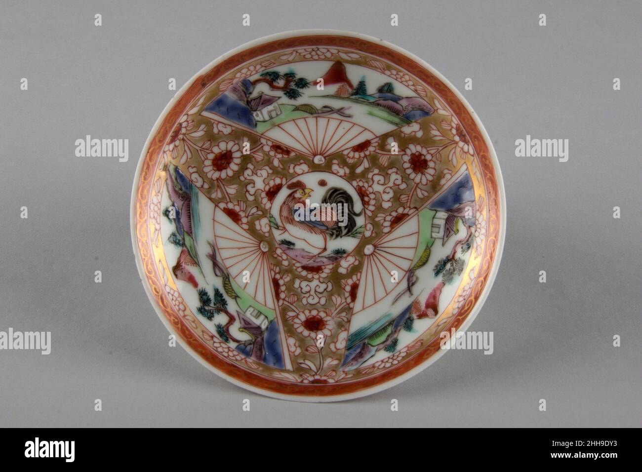 Piattino con gallo fine 18th secolo Cina. Piattino con gallo. Cina. Fine 18th secolo. Porcellana dipinta in smalti policromi (Jingdezhen ware). Dinastia Qing (1644-1911). Ceramica Foto Stock