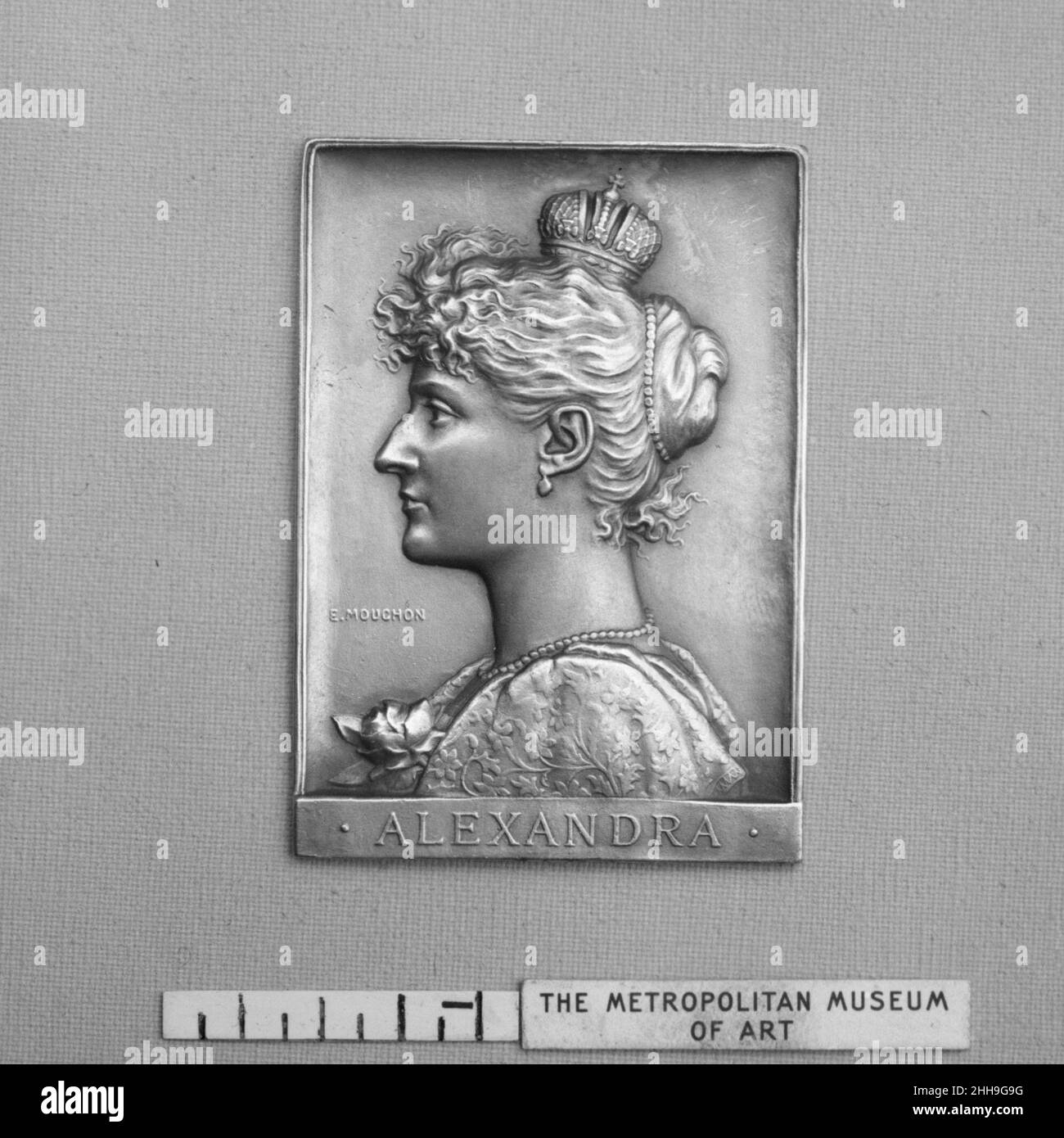 Per commemorare la visita dello Zar Nicholas II e del Tsarista a Parigi nel 1902 1902 Medalista: Louis Eugêne Mouchon Francese. Per commemorare la visita dello Zar Nicholas II e del Tsarista a Parigi nel 1902 188918 artista: Medalista: Louis EUG?ne Mouchon, francese, Parigi 1843?1914 Montrouge, per commemorare la visita dello Zar Nicholas II e del Tsarista a Parigi nel 1902, 1902, Bronzo, colpito e argentato, 2 1/4 ? 1 5/8 poll. (5,7 ? 4,1 cm). Il Metropolitan Museum of Art, New York. Dono dell'artista, 1904 (04.19.3) Foto Stock