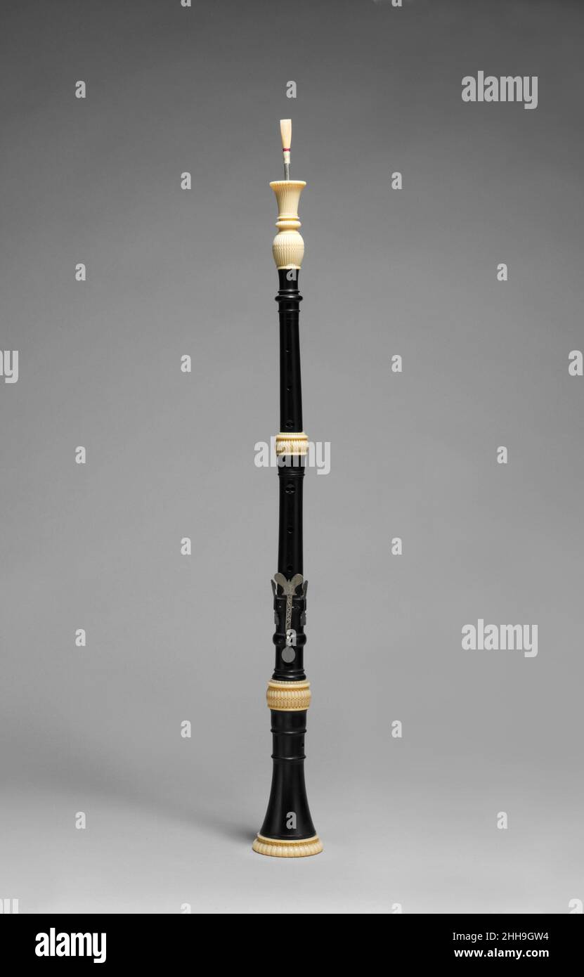 Oboe in C prima del 1727 Hendrik Richters l'olandese Hendrik Richters (1683–1727) è considerato uno dei migliori produttori di oboe del suo periodo. Circa 30 oboes sopravvivono dal negozio che ha condiviso con suo fratello Frederik (1694-1770). Alcune, come questa, sono decorate sontuosamente con materiali costosi. I fratelli utilizzarono la tecnologia all'avanguardia del XVIII secolo per riciclare i tornanti ornamentali dello strumento. Le chiavi in metallo, incise con disegni floreali, figure musicali e danzanti, sono state disegnate da argentisti o incisori professionisti. I produttori francesi di strumenti inventarono l'oboe alla fine dei sette Foto Stock