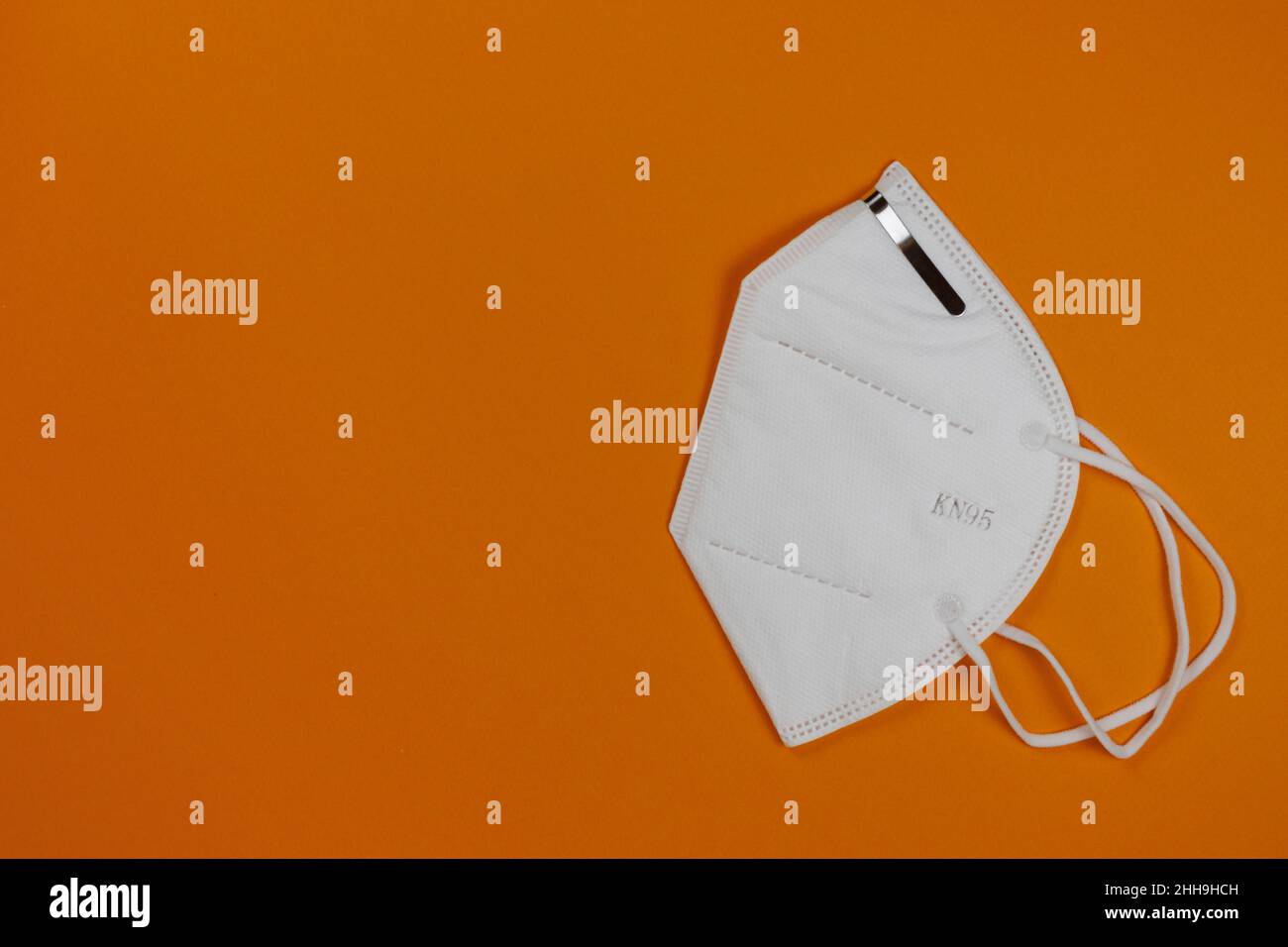 KN95 maschera facciale respiratore su sfondo arancione chiaro con spazio di copia Foto Stock