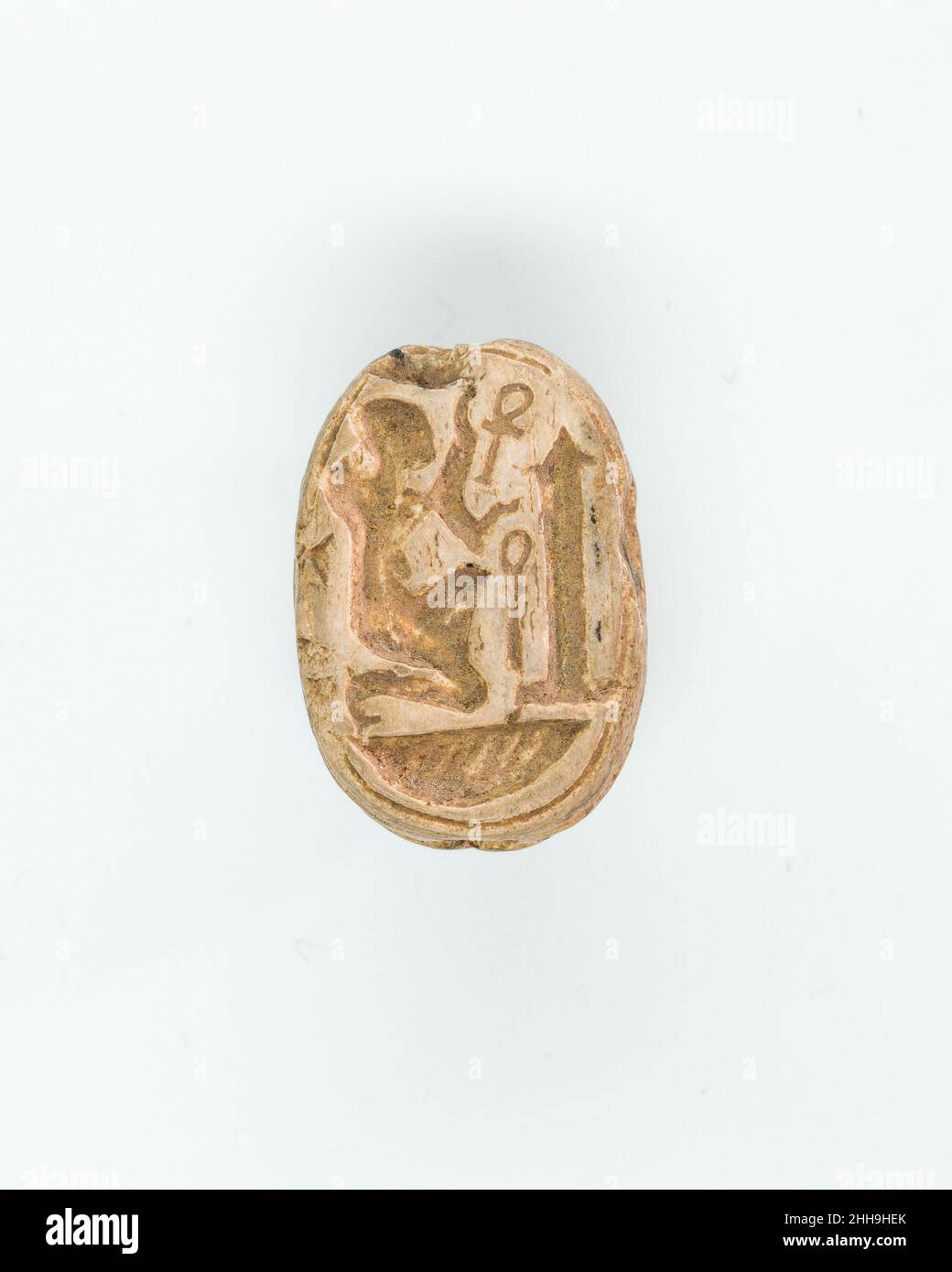 Scarabeo con un personaggio inginocchiato davanti a un obelisco ca. 1070–664 a.C. terzo periodo intermedio ? La parte inferiore dello scarabeo mostra una figura inginocchiata che solleva entrambe le mani in un gesto di adorazione. Tra le braccia e davanti a lui ci sono due segni di vita (ankh). La figura si affaccia su un obelisco, esprimendo la sua adorazione per il sole andare. Scarabeo con un personaggio inginocchiato davanti ad un obelisco. CA. 1070–664 A.C. Steatite smaltata. Terzo periodo intermedio ?. Dall'Egitto. Dynasty 21–25 ? Foto Stock