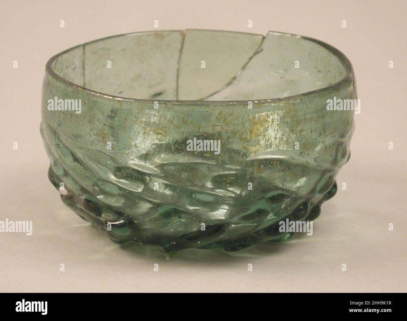 Bevendo Bowl 15th secolo tedesco il maigelein è un tipo di piccola tazza poco profonda bevente spesso modellato, come qui, con un modello di nervature intersecanti. Fu ampiamente prodotto e usato in Germania e nei Paesi Bassi durante i secoli XV e XVI. Recipiente per bevande 466672 Foto Stock