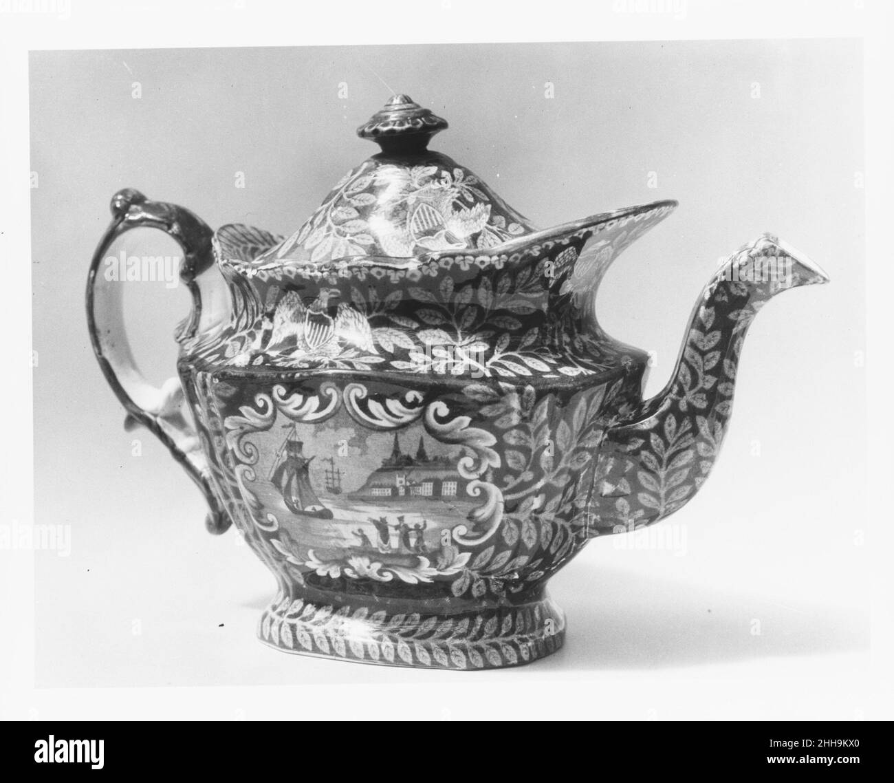 Teiera ca. 1825–ca. 1835 britannico (mercato americano). Teiera. Inglese (mercato americano). Ca. 1825–ca. 1835. Terracotta, transfer-stampata. Prodotto a Staffordshire, Inghilterra Foto Stock