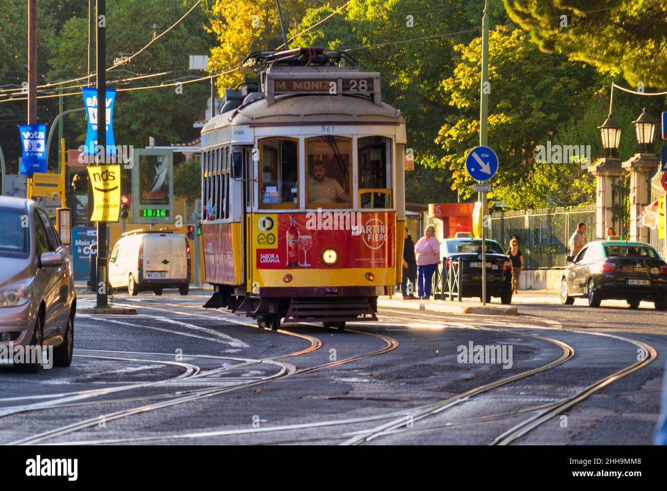 Famoso tram (eletrico) nel quartiere Estrela di Lisbona, Portogallo Foto Stock