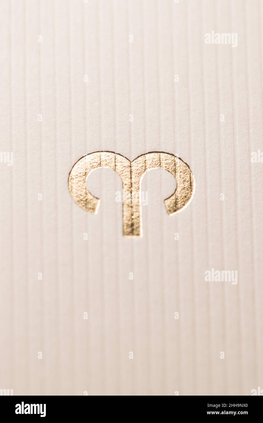 Primo piano segno oroscopo del simbolo zodiacale in foglia d'oro che rappresenta la costellazione dell'Ariete Foto Stock