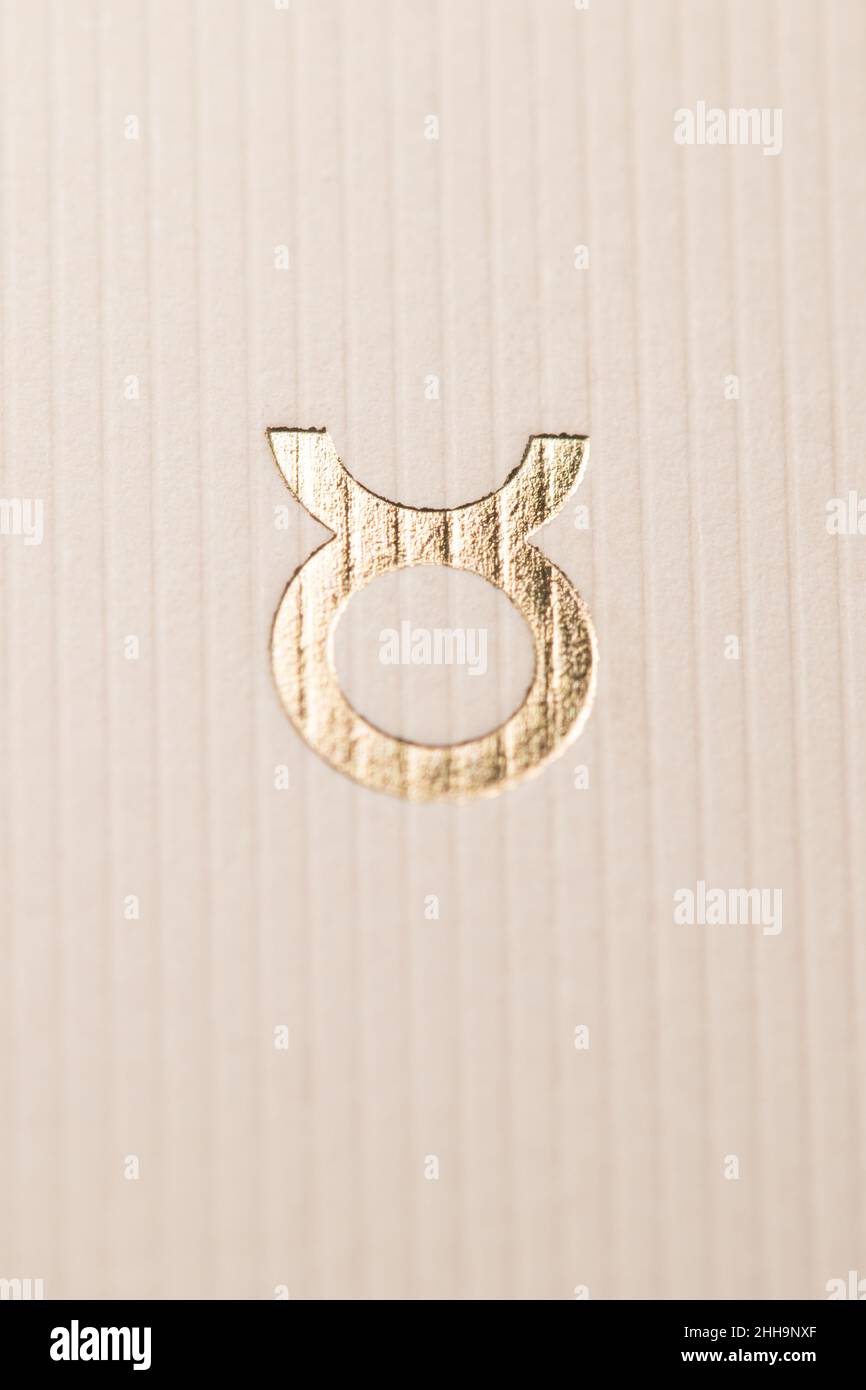 Primo piano segno oroscopo del simbolo zodiaco in foglia d'oro che rappresenta la costellazione del Toro Foto Stock