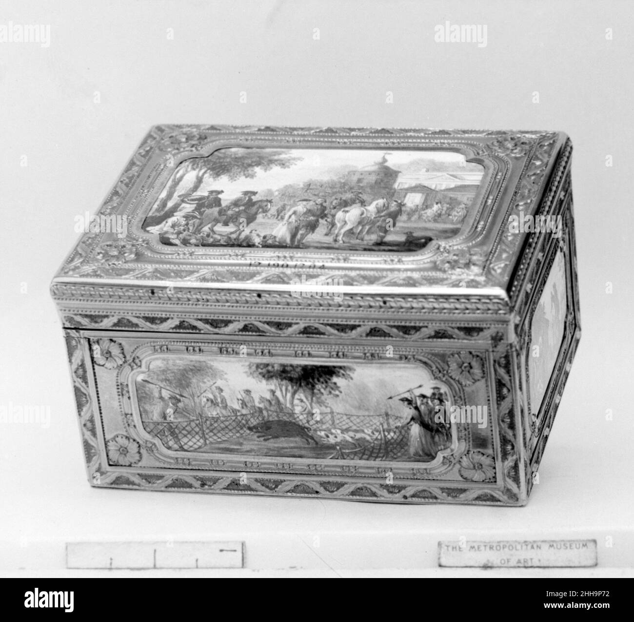 Snuffbox con la scena di caccia 1760–62 Francese, Parigi nel XVIII secolo, Parigi ha guidato la produzione di beni di lusso di alta qualità. Gli orafi parigini hanno realizzato un'ampia gamma di piccoli articoli personali, come le scatole di serpente; étuis per tenere la cera sigillante, pinzette, o utensili per cucire; souvenir, che conteneva sottili tavolette di avorio per prendere appunti; e navette per annodare pizzo. Le scatole e le scatole d'oro decorate con miniature di ritratto sono state apprezzate e spesso date come regali reali, spesso ad ambasciatori o membri della corte al posto dei pagamenti in contanti per i loro servizi. Coveted e ammirato, Th Foto Stock