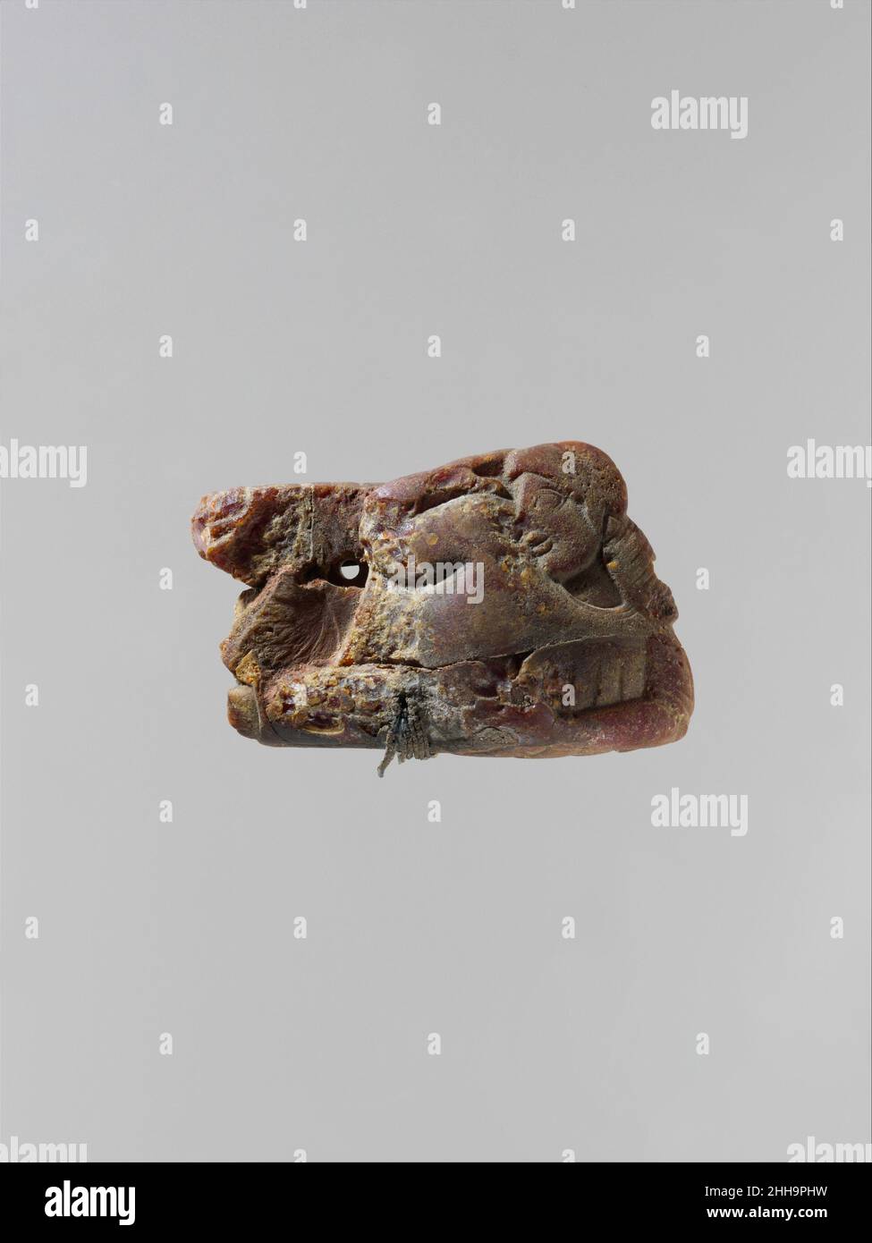 Figura femminile 5th secolo a.C. Italico parte superiore di una donna con capelli lunghi che indossa un chitone a maniche corte. Figura femminile 251429 corsivo, figura femminile, 5th sec. a.C., Ambra, altezza: 1 5/8 x 2 15/16 cm. (4,1 x 7,5 cm). Il Metropolitan Museum of Art, New York. Rogers Fund, 1923 (23.160.96) Foto Stock