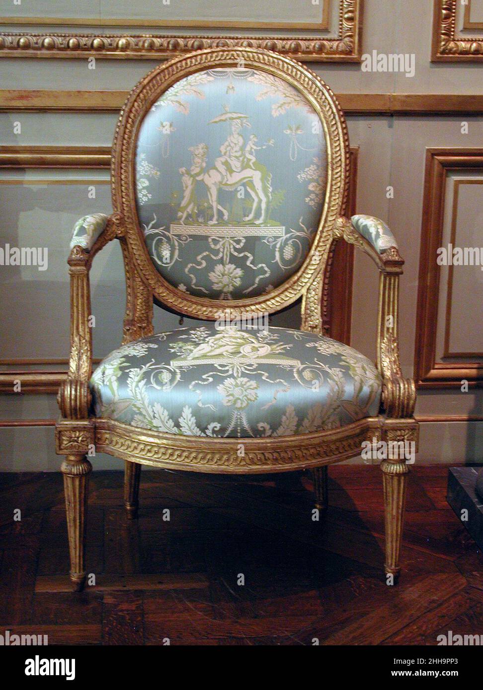 Poltrona (una delle quattro) (parte di un set) ca. 1770 Louis Delanois Francese. Poltrona (una delle quattro) (parte di un set). Francese, Parigi. CA. 1770. Mogano intagliato e dorato, damasche di seta moderna. Mobili in legno Foto Stock