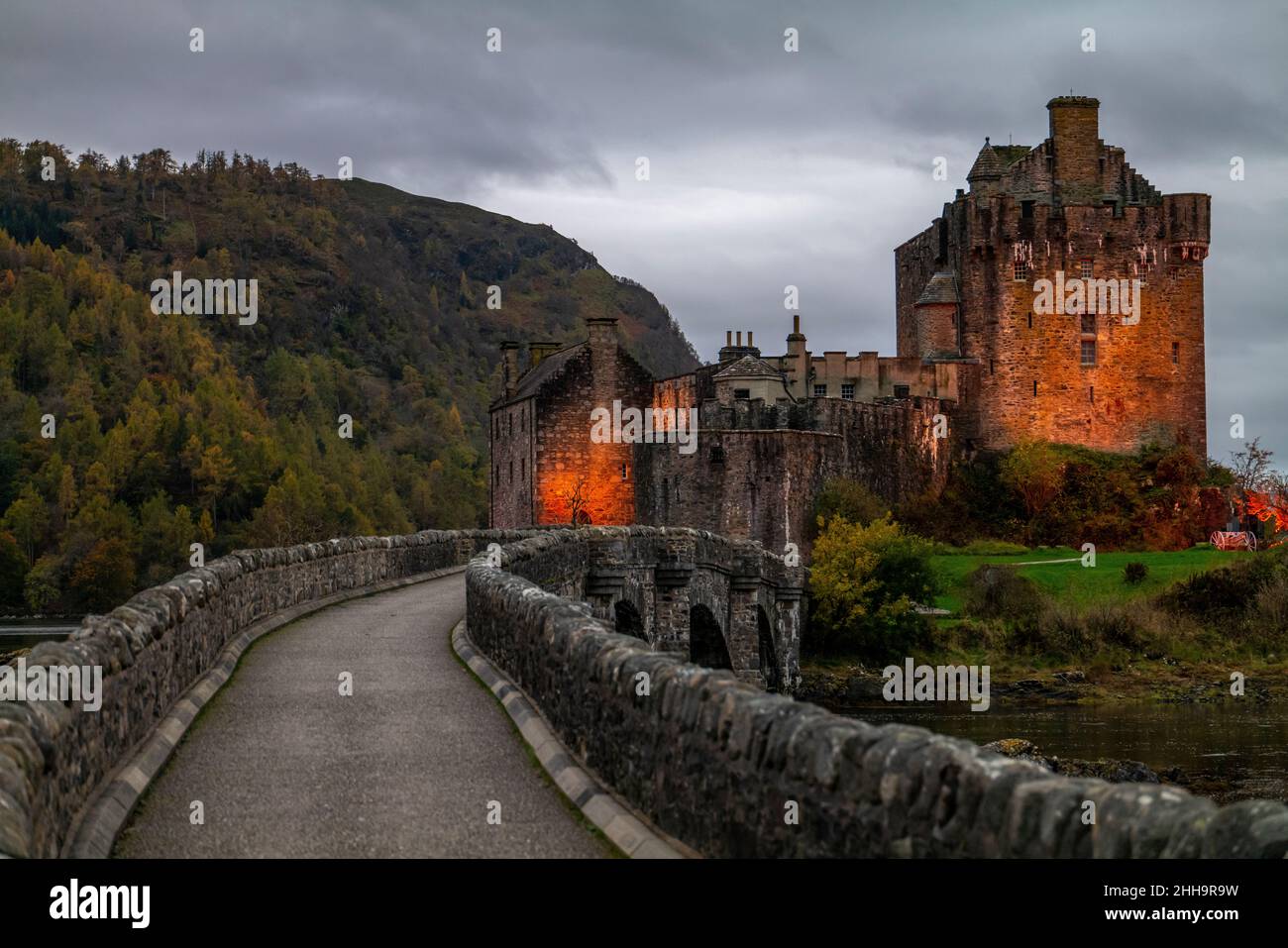 EILEAN DONAN CASTLE (13THC D.C.) LOCH DUICH DORNIE SCOZIA REGNO UNITO Foto Stock