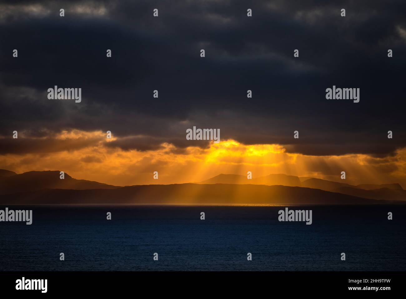 TRAMONTO SULL'ISOLA MINCH ELGOL DI SKYE SCOZIA REGNO UNITO Foto Stock
